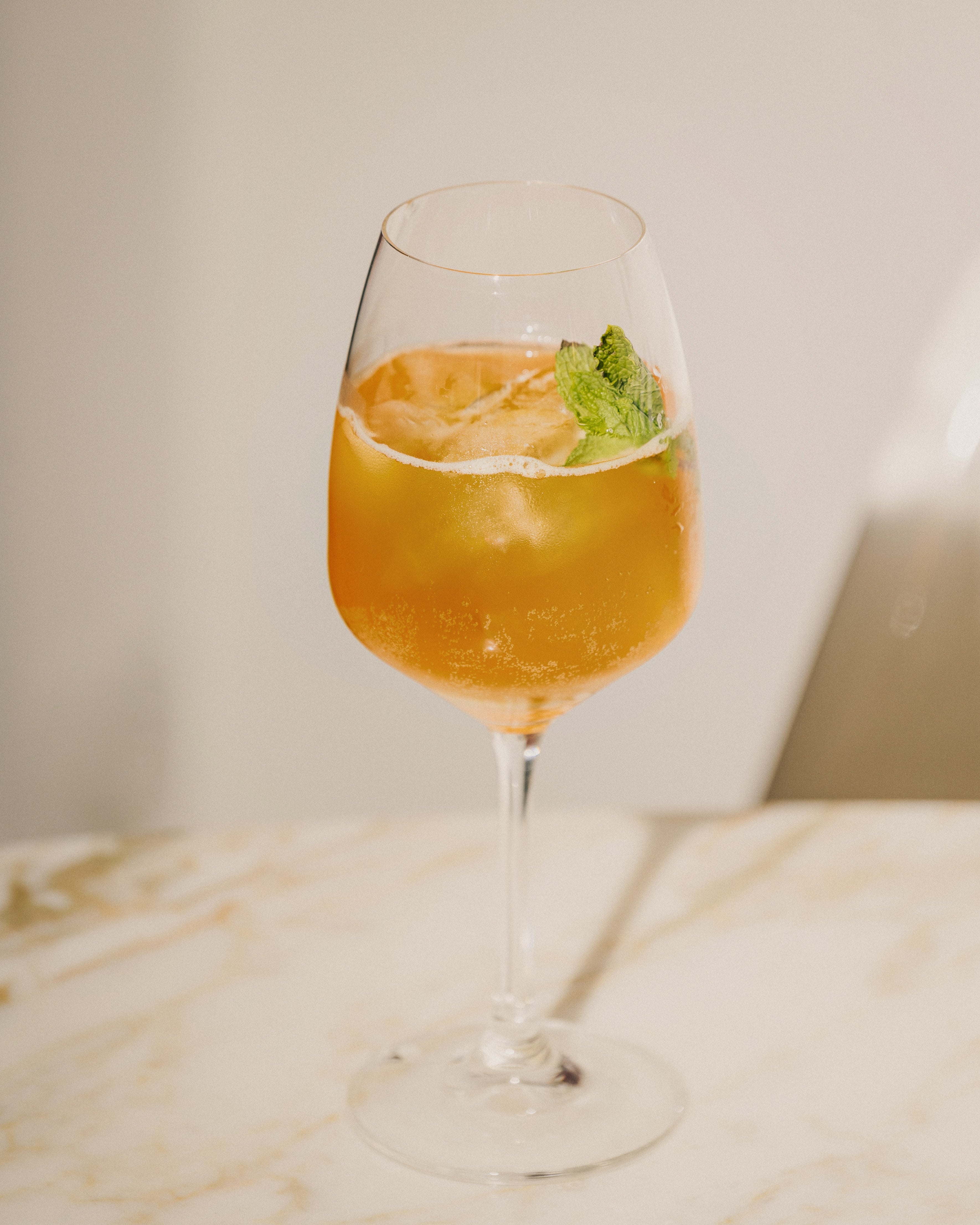 Recette de cocktail sans alcool Hugo Spritz pour l'hiver avec OSCO L'Éclat Brut, le pétillant sans alcool.