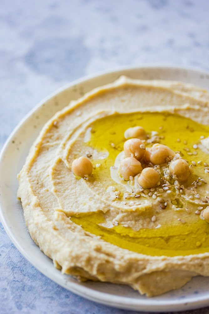 Houmous maison express, parfait pour les femmes enceintes à la recherche d'alternatives saines pour les apéros dinatoires. Facile et rapide.