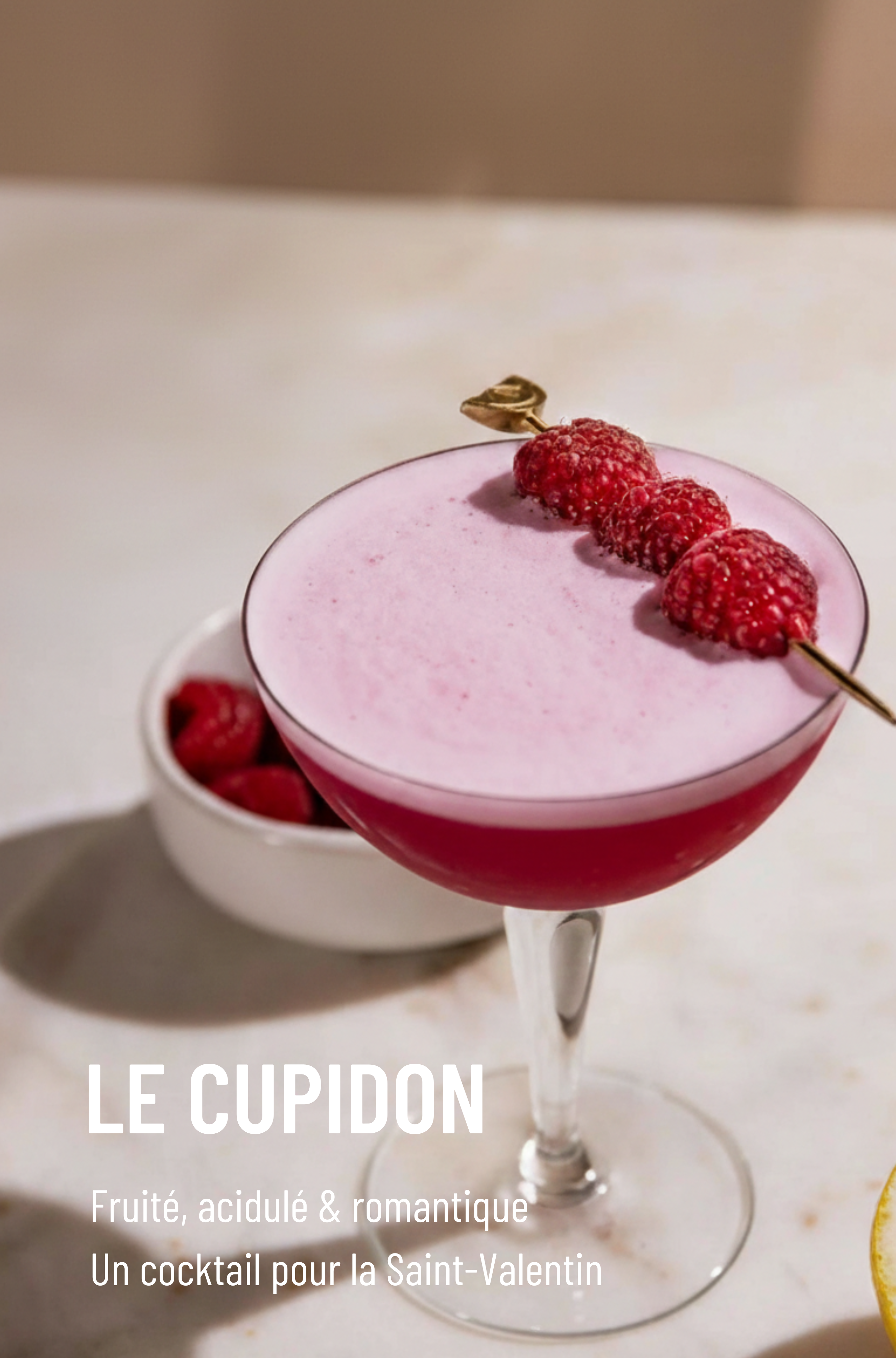 Cupidon, un cocktail sans alcool façon cosmopolitan, parfait pour trinquer à l’amour lors d’une soirée romantique entre amoureux.