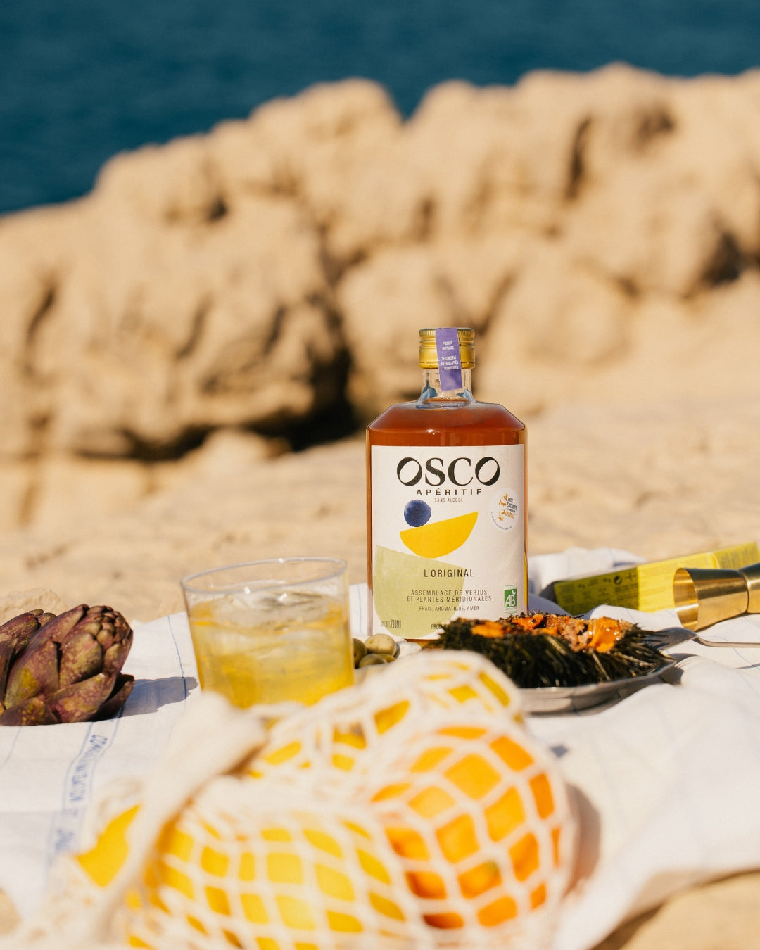 OSCO L’Original est un apéritif sans alcool à base de verjus et d’un assemblage de plantes et d’épices. Frais, amer et aromatique, il permet de réaliser de délicieux cocktails sans alcool pour l’apéro.