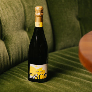 Un éclat de nature pour vos moments de convivialité. OSCO, la marque française résolument engagée dans la création d’apéritifs sans alcool, dévoile son tout dernier-né : L’Éclat Brut. 
Avec ce nouvel apéritif pétillant, OSCO continue de réinventer l’art de la dégustation sans alcool, en mettant à l’honneur les saveurs naturelles et l’élégance des terroirs du sud de la France.
