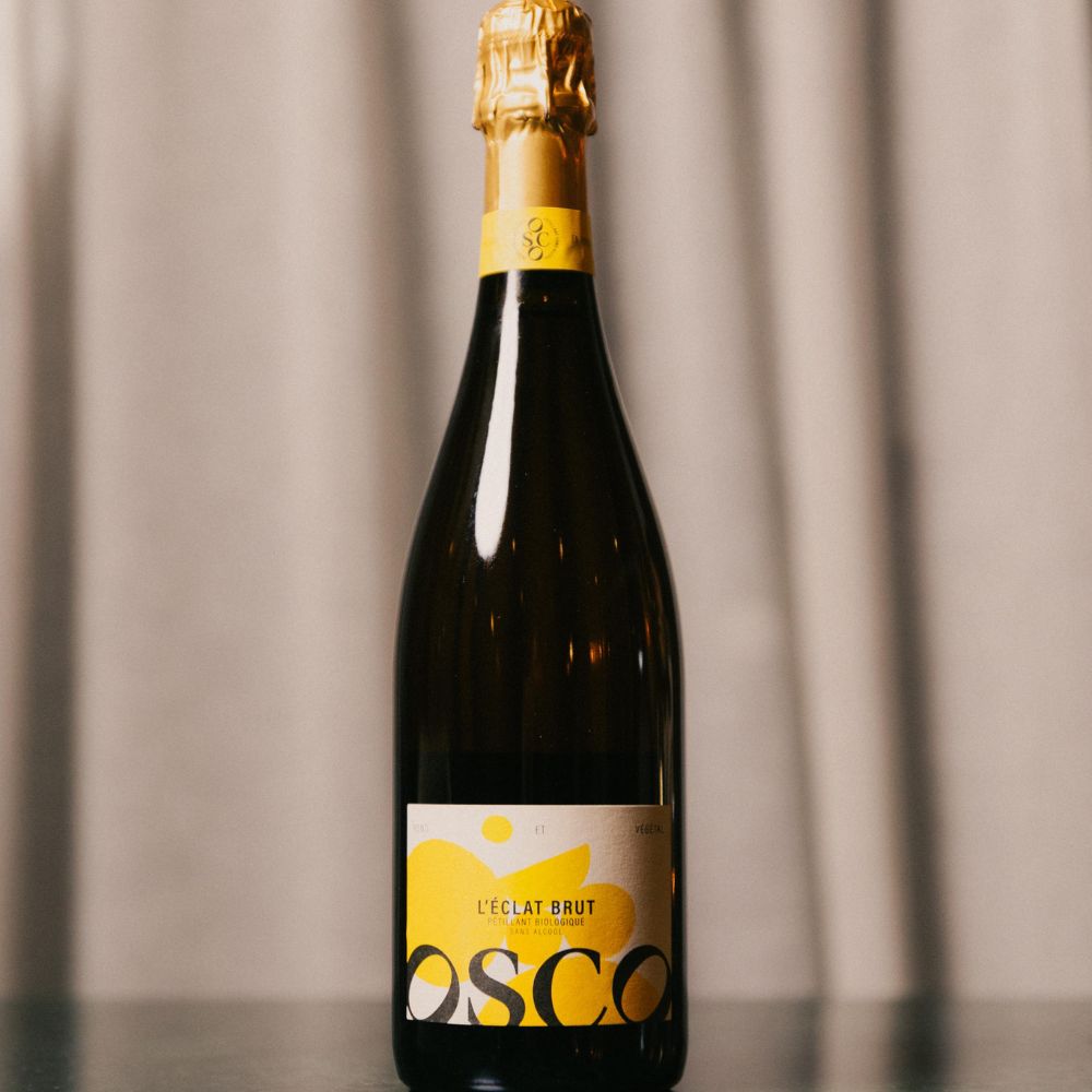 OSCO L'Éclat Brut est un pétillant sans alcool peu sucré parfait pour célébrer les grandes et petites occasions. À déguster simplement très frais dans une coupe, sa faible teneur en sucres vous offre une dégustation fruitée et végétale raffinée.