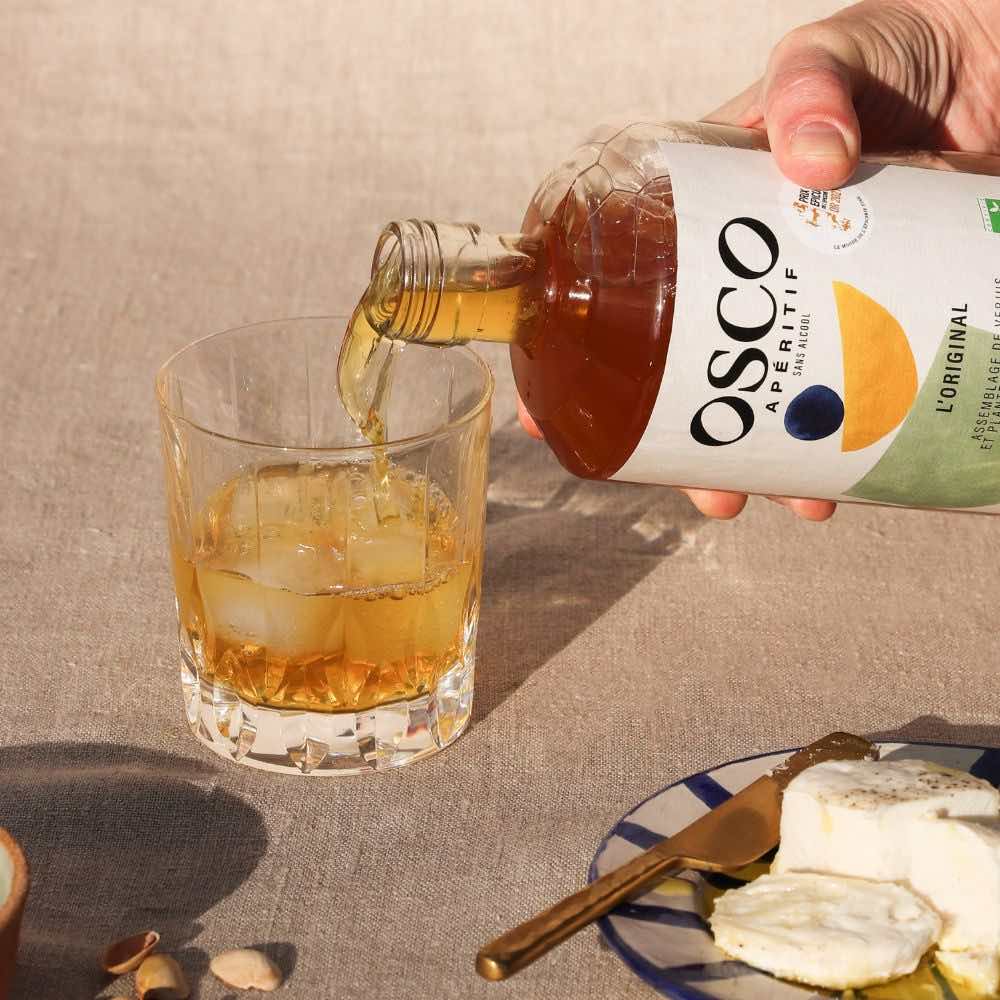 OSCO L'Original est un apéritif sans alcool peu sucré devenu l'incontournable des apéros d'été. Ses recettes de cocktails sans alcool sont très simples à réaliser.