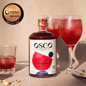 Pour les aficionados de l'apéritif sans alcool, OSCO vous propose ce coffret 3 bouteilles. 3 fois plus de plaisir pour des cocktails sans alcool aux saveurs fruitées et épicées. Le Rouge Ardent a été médaillé au très prestigieux concours IWSC. Une vraie fierté pour notre apéritif sans alcool !