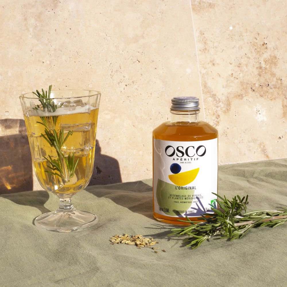 Découvrez OSCO L'Original, un apéritif sans alcool de caractère. Tout simplement en OSCO tonic ou en une infinité de cocktails sans alcool !
