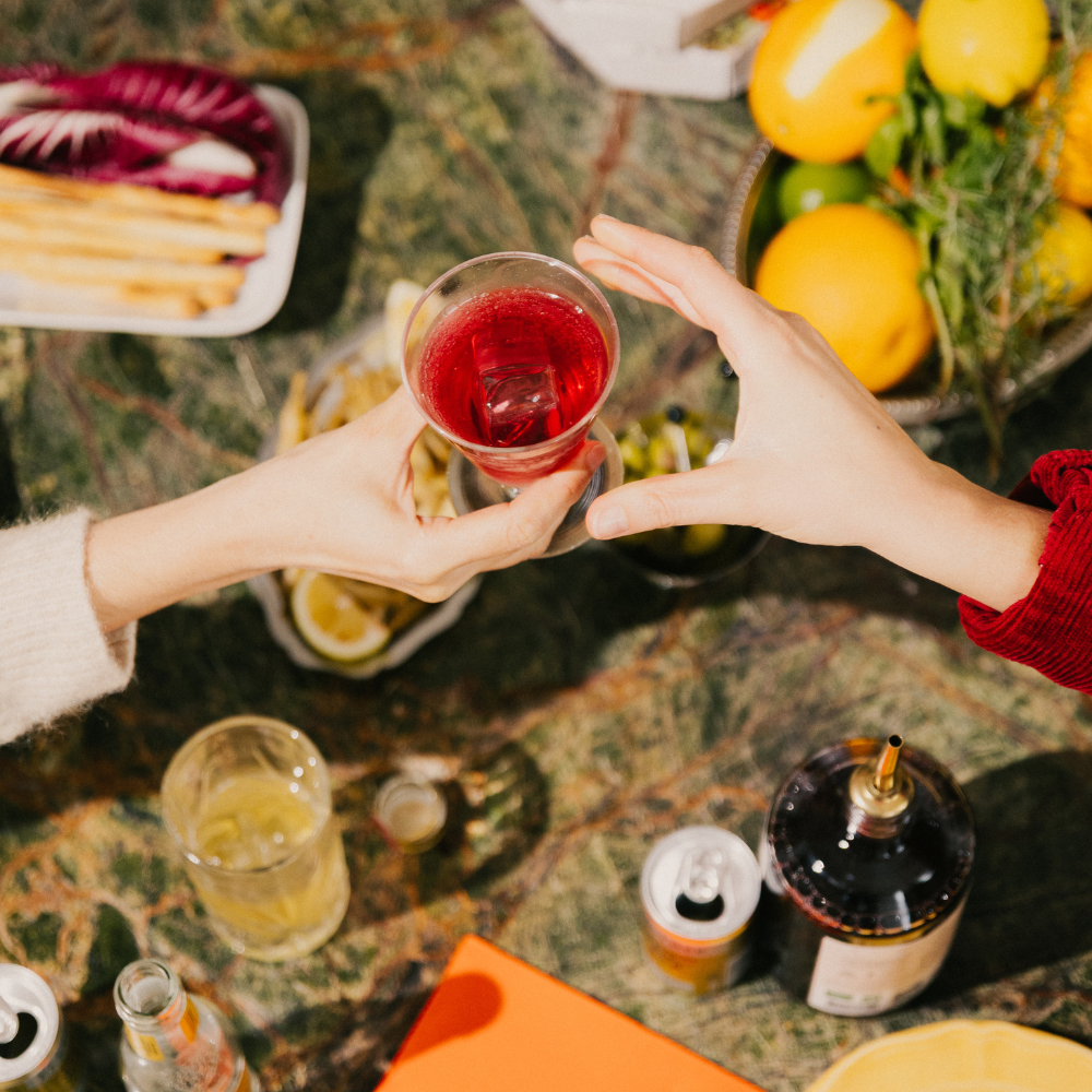 Avec OSCO, vous pouvez réaliser de délicieux cocktails sans alcool, tel que le Red spritz. Facile à faire; il vous faudra 1 dose d'OSCO Le rouge Ardent, et deux doses de Tonic. 