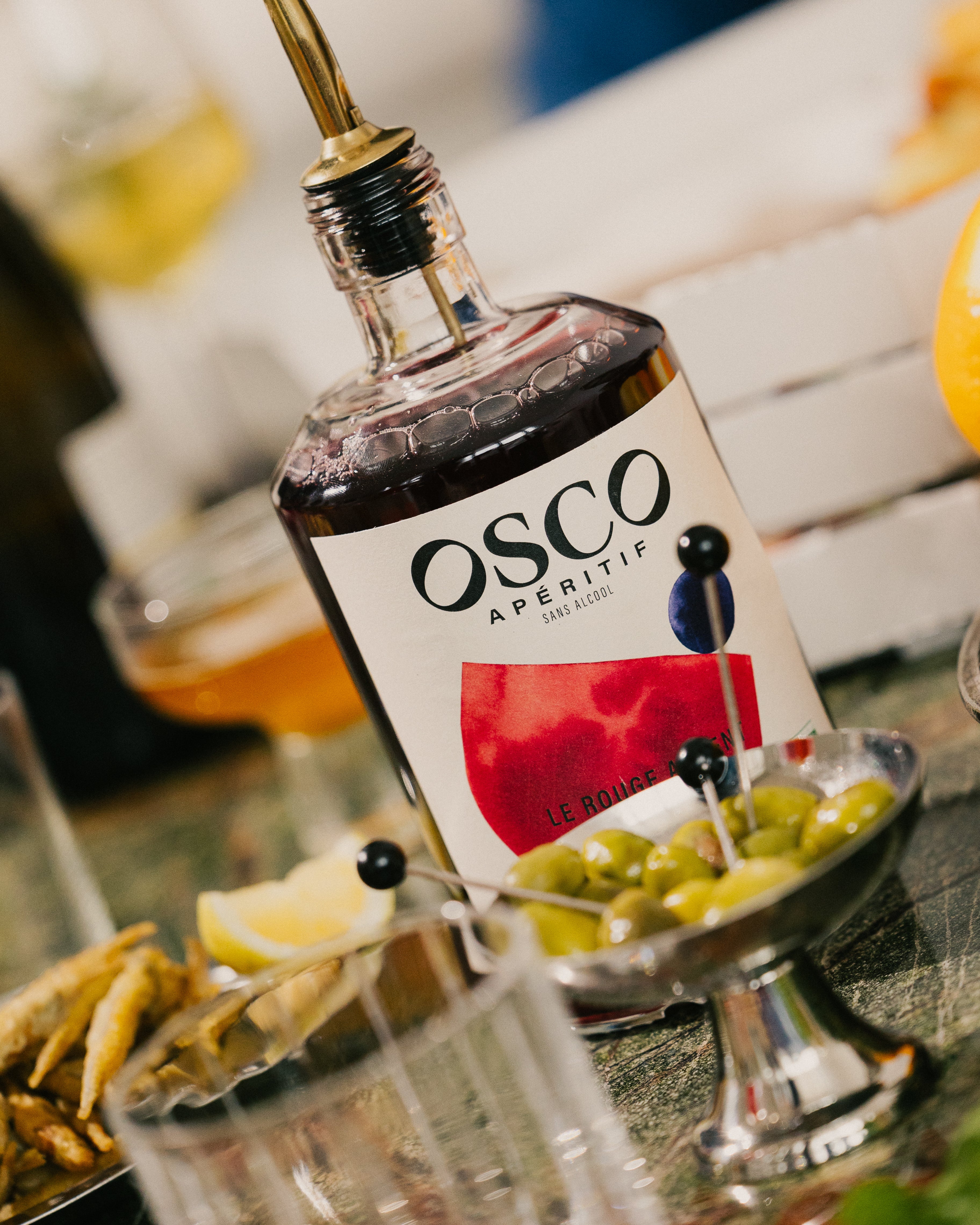 Le Rouge Ardent est un apéritif sans alcool, produit en France et certifié bio. Issu du savoir-faire viticole et inspiré du Sud de la France, il enflamme les sens avec son mélange subtil de fruits et d’épices, offrant une belle chauffe en bouche.