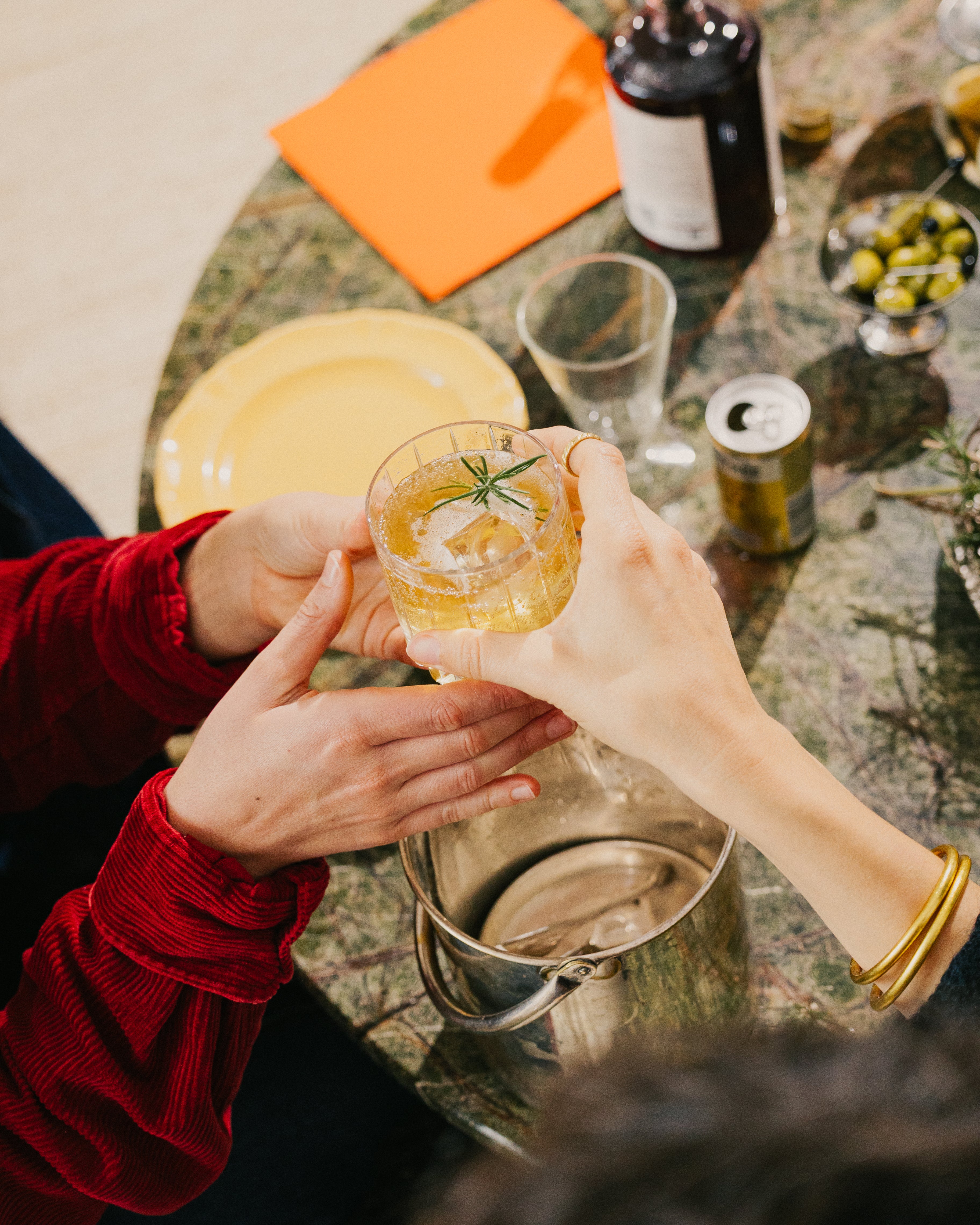 Le white Negroni sans alcool, un cocktail aux notes florals et herbacé, idéal pour finir un repas