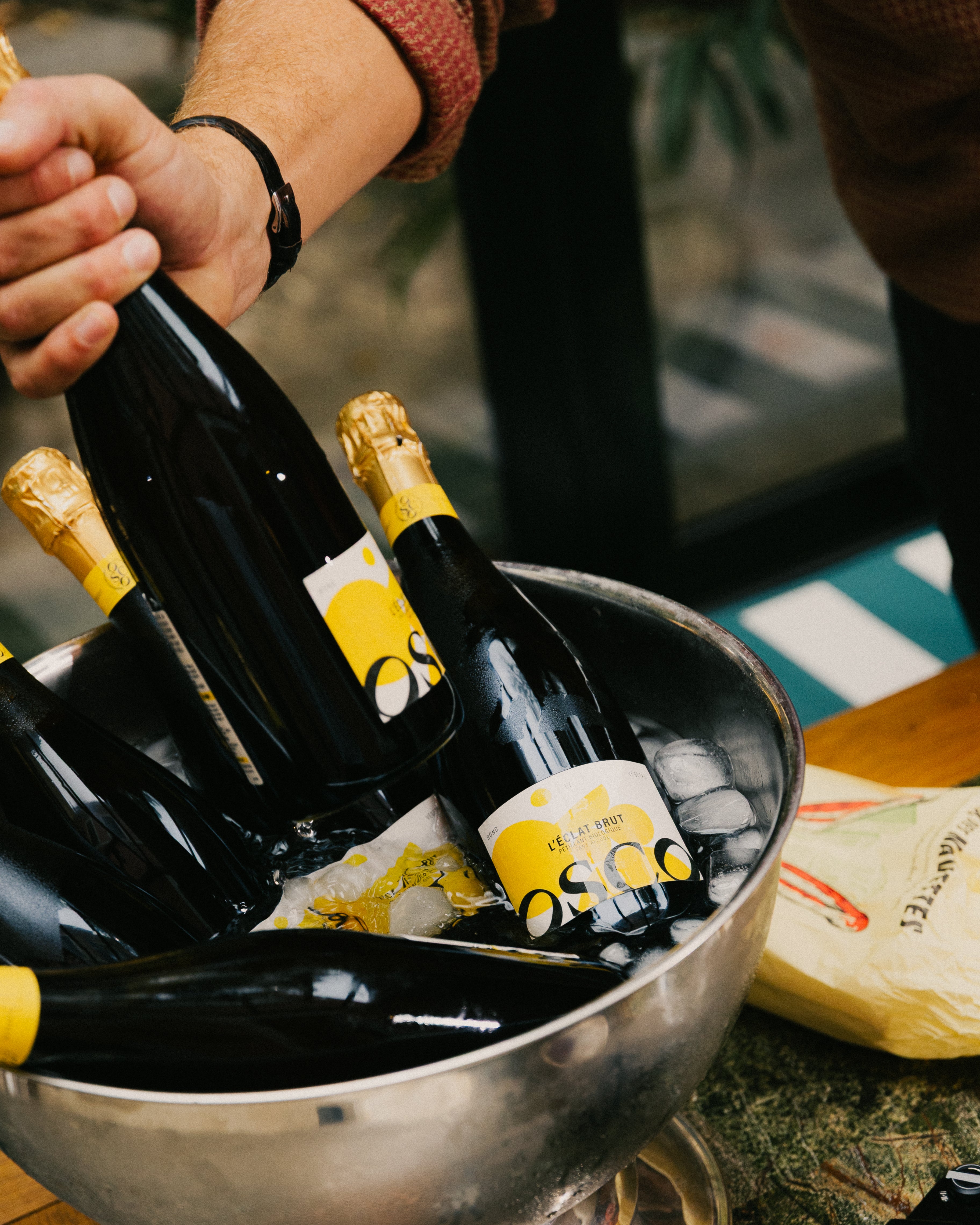 L'Éclat Brut, le pétillant sans alcool et sans sucre ajouté. À boire en coupe très frais, ou en Hugo Spritz sans alcool.