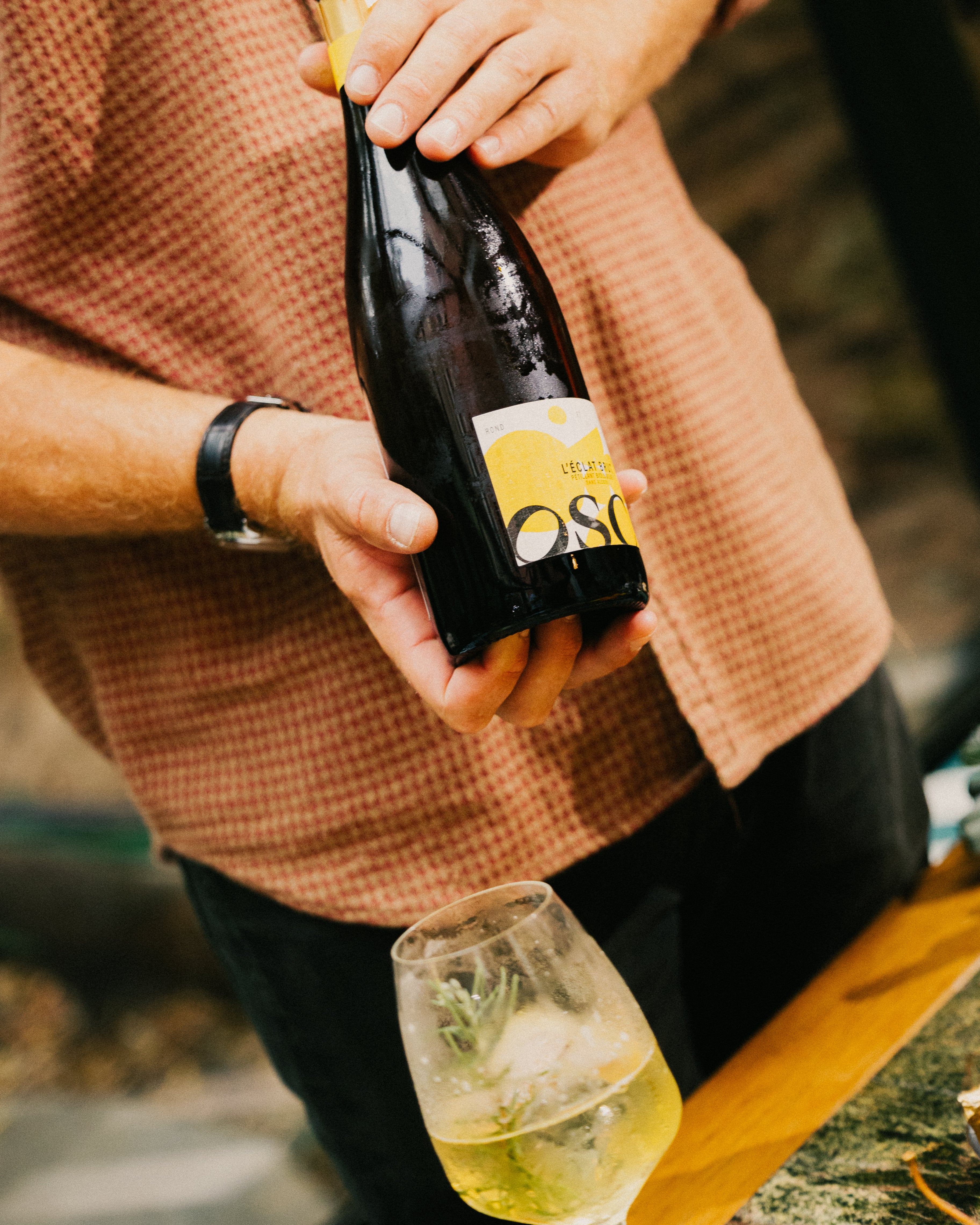 L'Éclat Brut est un pétillant sans alcool, produit en France et certifié bio. Rond et végétal, avec des notes de feuilles de figuier, cet effervescent fait voyager dans le Midi. Sans aucun sucre ajouté, il est à la fois très aromatique et sec.