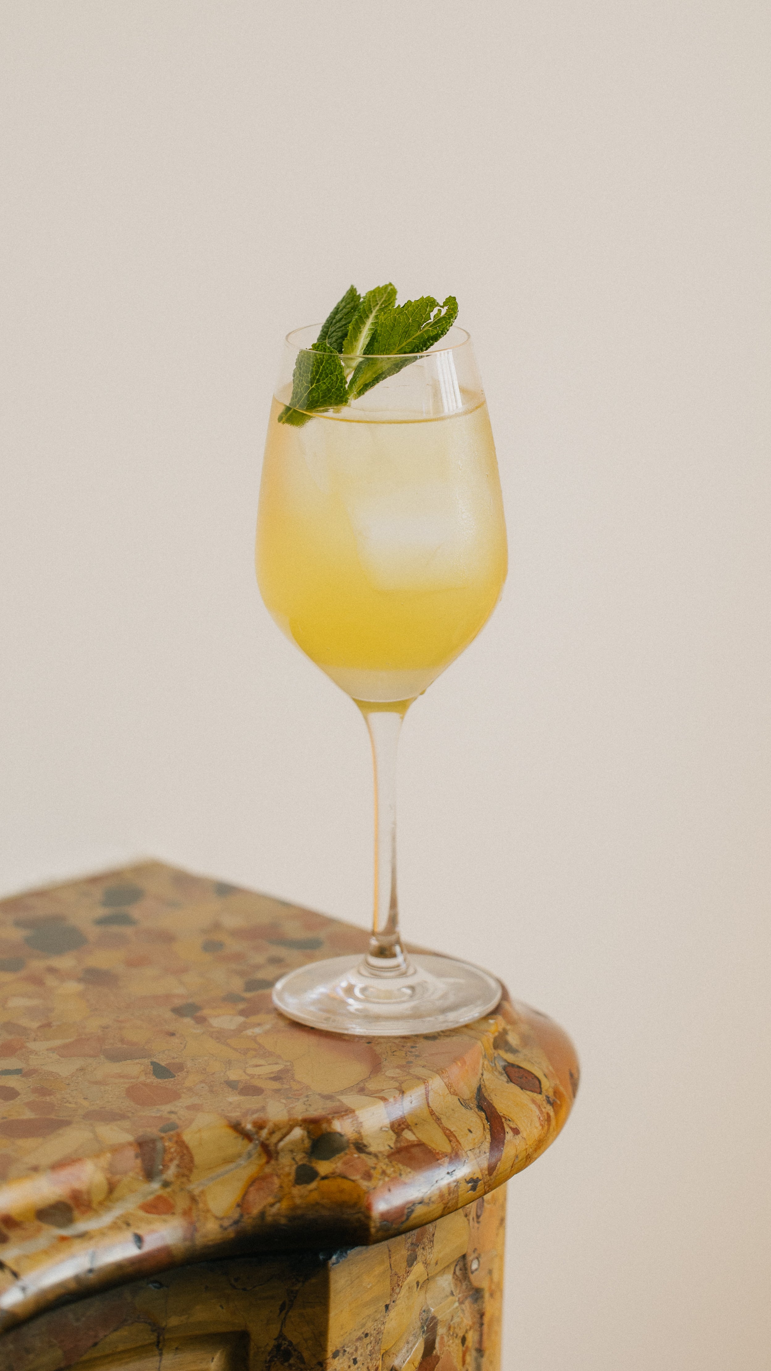 Recette de Hugo Spritz, cocktail sans alcool, parfait pour les femmes enceintes qui cherchent des alternatives saines pour les apéros dinatoires. Facile et rapide.