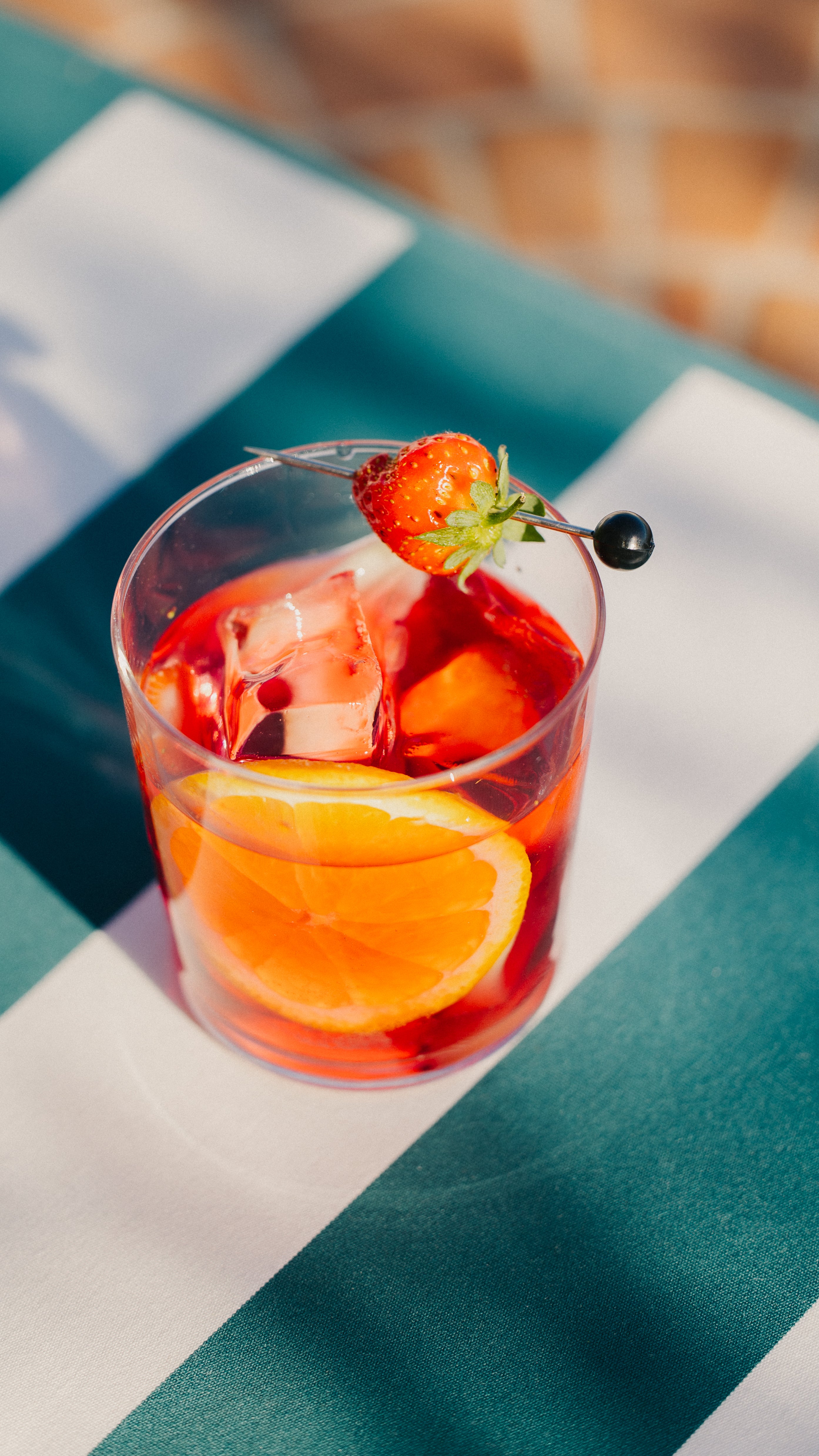 Sangria sans alcool aux fruits frais et Rouge Ardent, cocktail fruité et convivial idéal pour grande tablée.