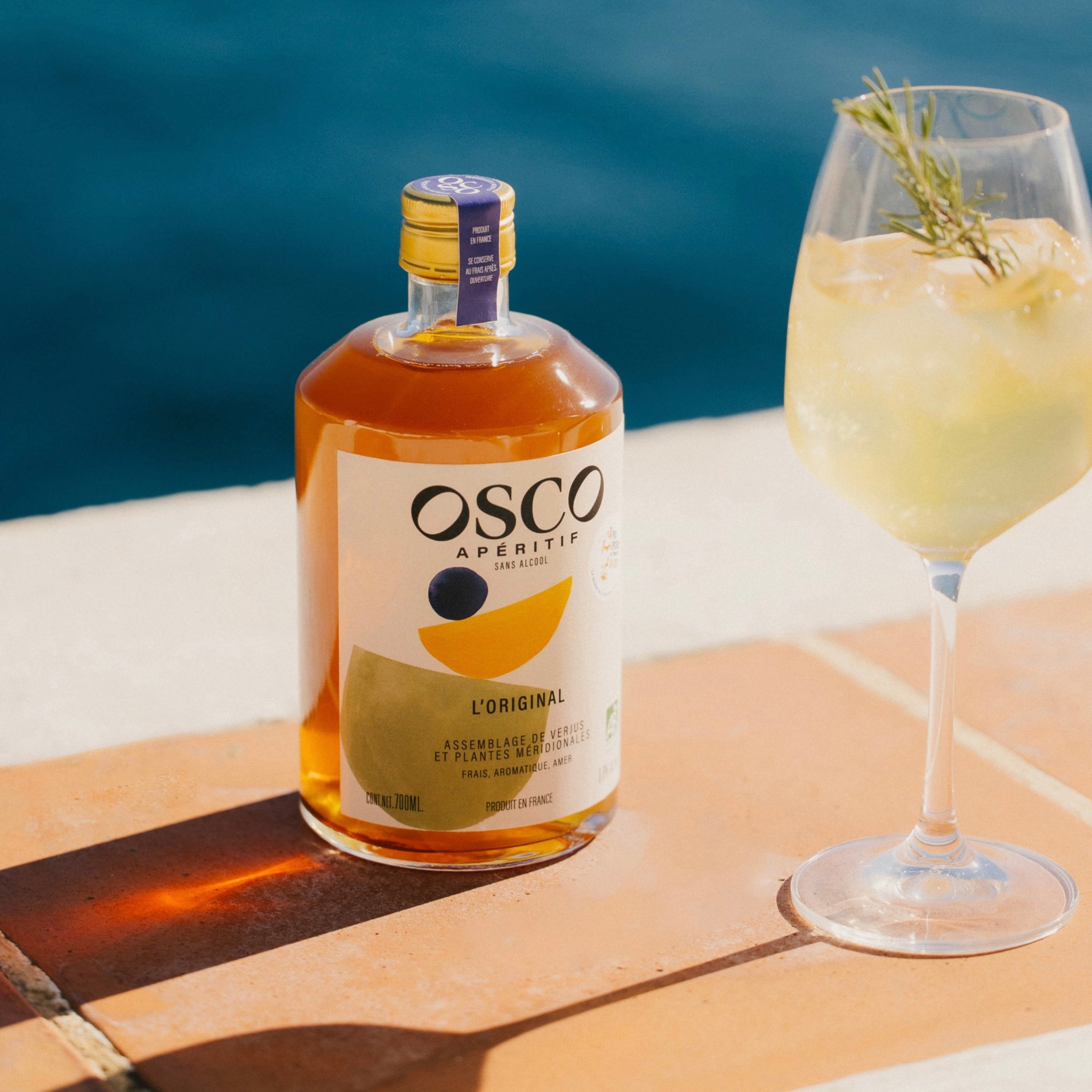 OSCO Tonic avec la bouteille de 25cl. Un cocktail sans alcool, frais et rafraîchissant. Une boisson sans alcool parfaite lors des apéros