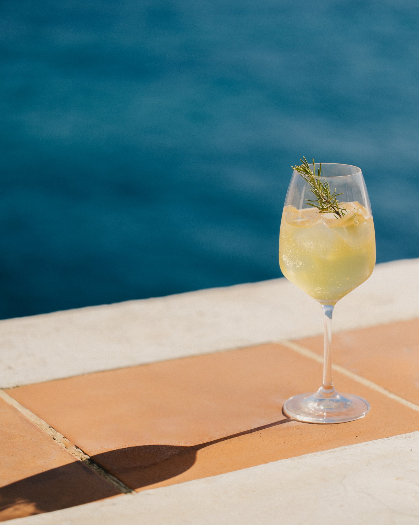 OSCO Tonic fais à partie d'une dose de tonic et deux dose d'OSCO L'Original. Un cocktail sans alcool et rafraîchissant.