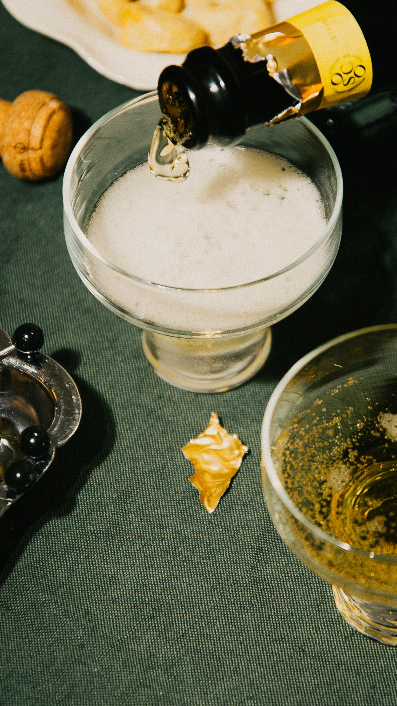 Soupe de champagne sans alcool aux agrumes et bulles fines, cocktail festif et pétillant servi en grand format.