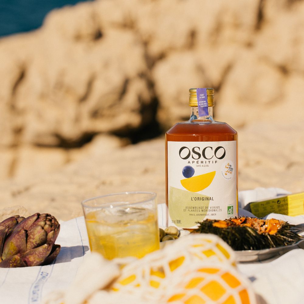 OSCO l'Original un apéritif sans alcool de caractère et solaire. Peu sucré, il permet de servir des cocktails sans alcool aux notes Méditerranéennes avec une belle amertume de gentiane. Un apéro 0% de pur plaisir. 