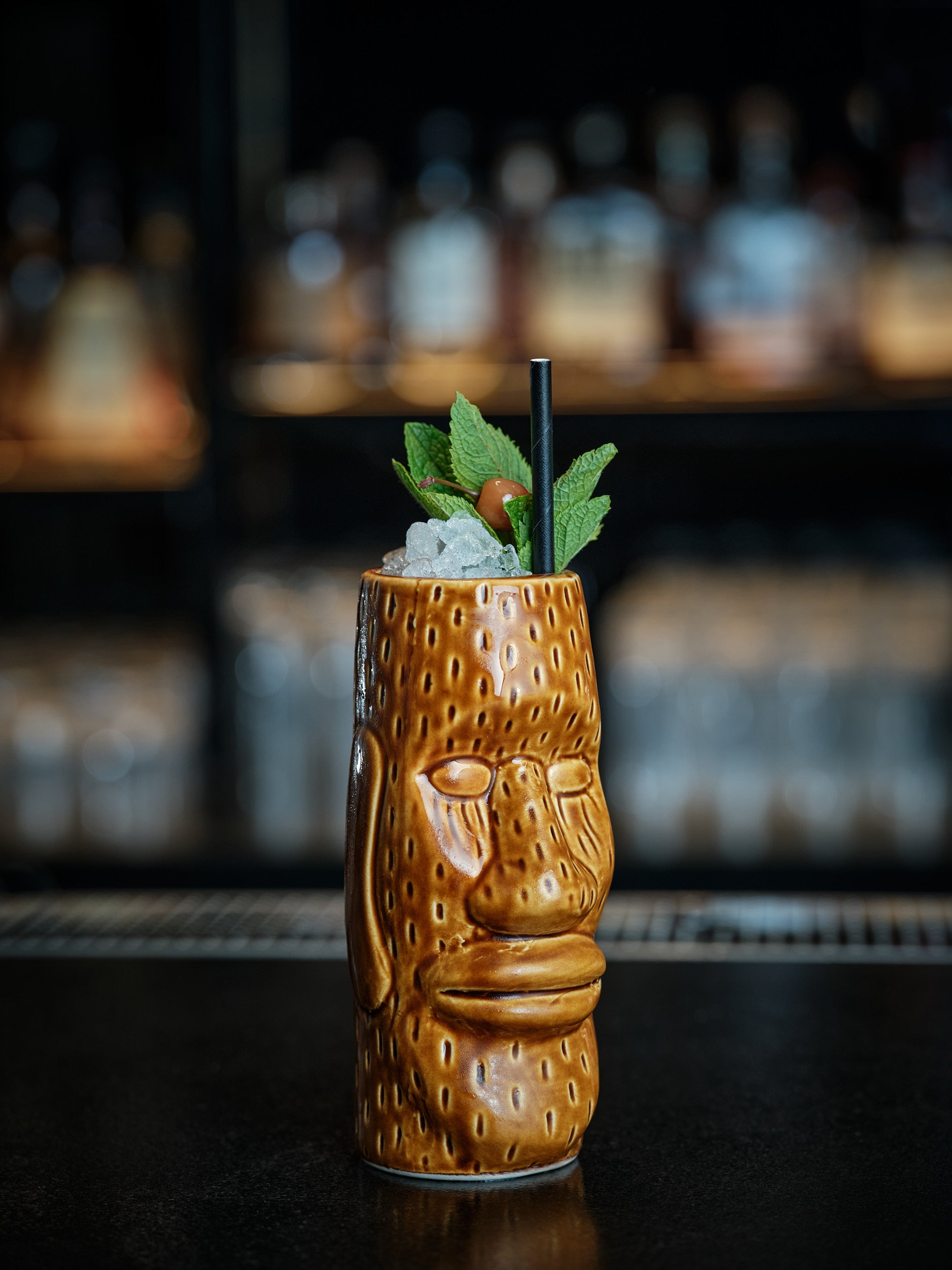 Mocktail tropical sans alcool à base d’OSCO Original, ananas et agrumes, servi en verre tiki avec menthe fraîche.