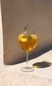 OSCO se déguste en une infinité de cocktails sans alcool. Découvrez nos recettes de cocktail sans alcool : OSCO TONIC, IN THE TROPICS et SUNNY SPRITZ.