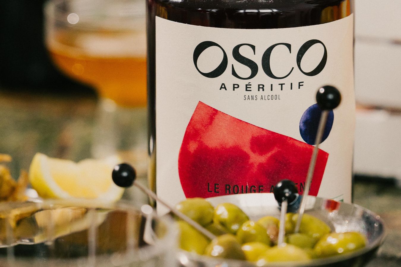 OSCO le Rouge Ardent, un apéritif sans alcool aux notes fruitées et épicées avec une belle amertume pour le siroter lentement en cocktail sans alcool.