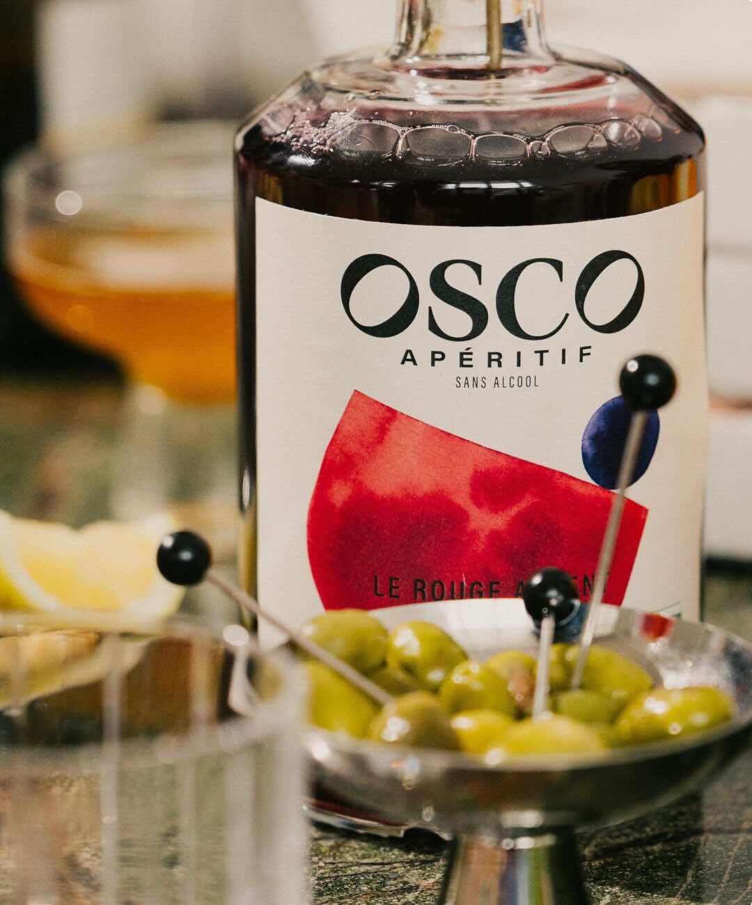 OSCO le Rouge Ardent, un apéritif sans alcool aux notes fruitées et épicées avec une belle amertume pour le siroter lentement en cocktail sans alcool.
