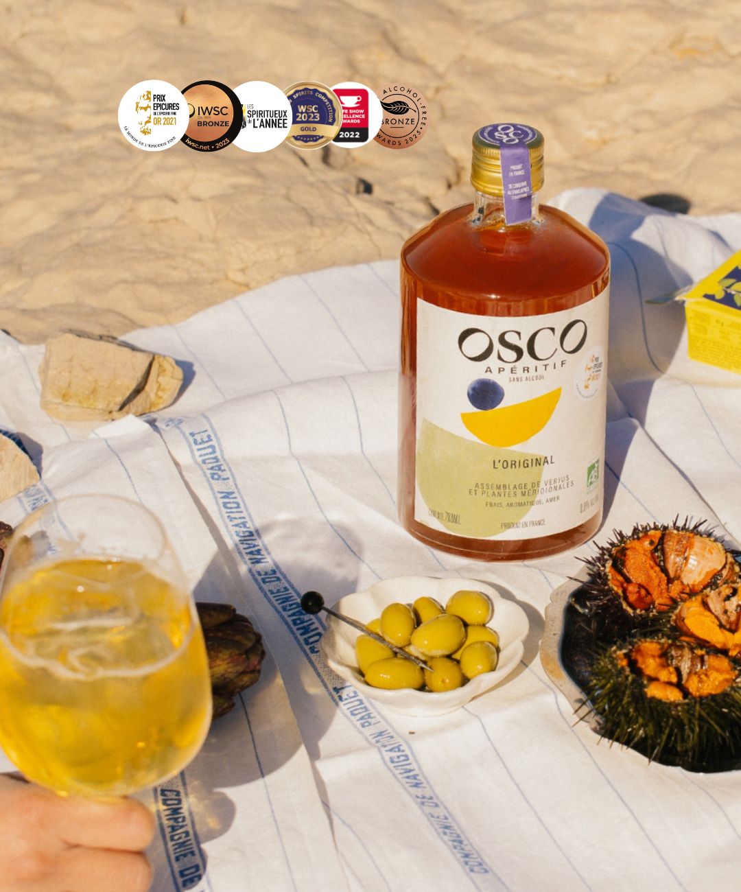 Les apéritifs sans alcool OSCO ont été récompensés à plusieurs reprises pour ses saveurs intenses et uniques. Plongez dans les saveurs Méditerranéennes en sirotant des cocktails sans alcool très faciles à faire.