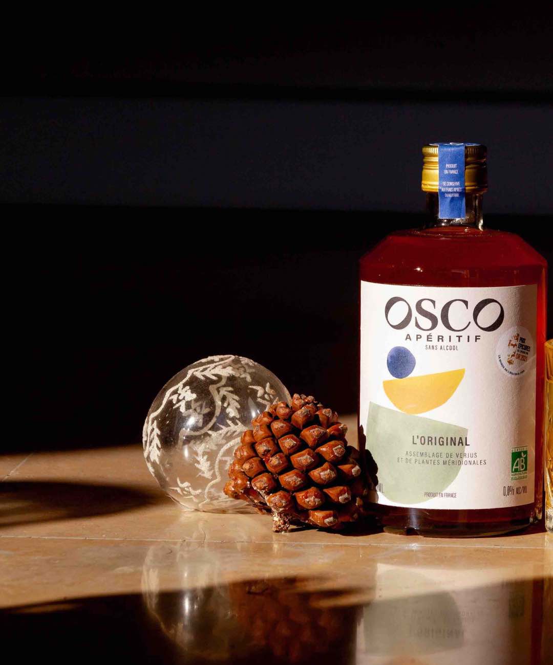 OSCO est la boisson sans alcool pour trinquer l'esprit léger ! Sans une goutte d'alcool, c'est un apéritif sans alcool à déguster seul, avec tonic en cocktails sans alcool