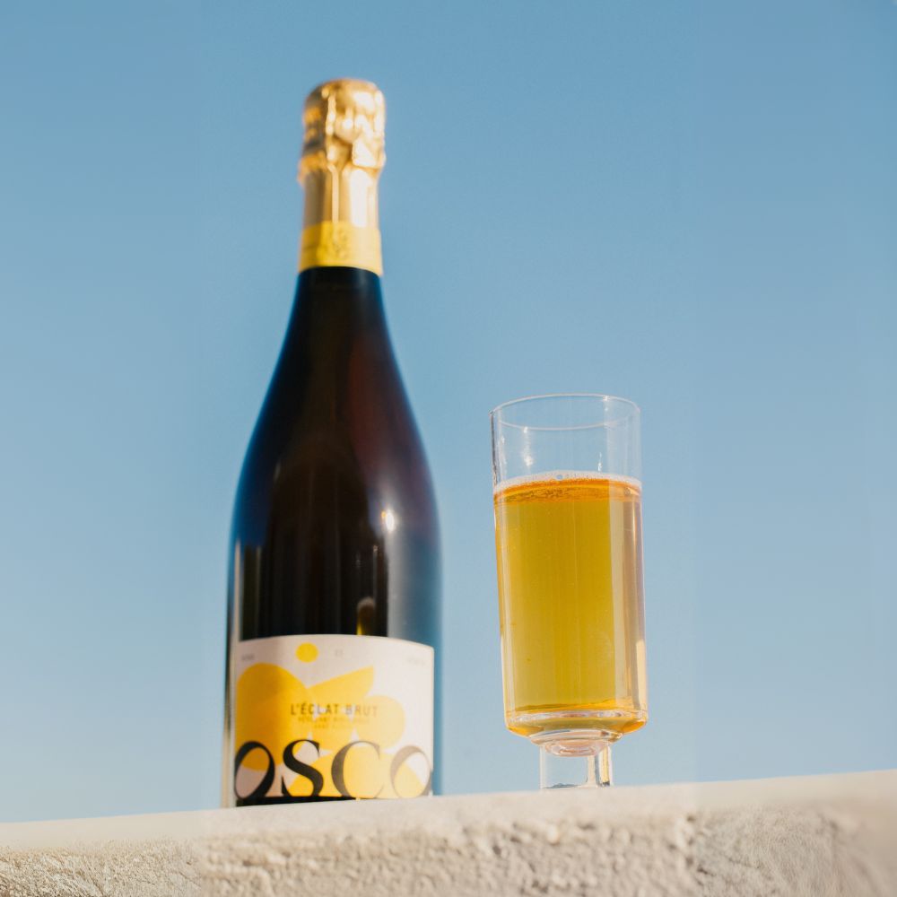 Un éclat de nature pour vos moments de convivialité. OSCO, la marque française résolument engagée dans la création d’apéritifs sans alcool, dévoile son tout dernier-né : L’Éclat Brut. 
Avec ce nouvel apéritif pétillant, OSCO continue de réinventer l’art de la dégustation sans alcool, en mettant à l’honneur les saveurs naturelles et l’élégance des terroirs du sud de la France.