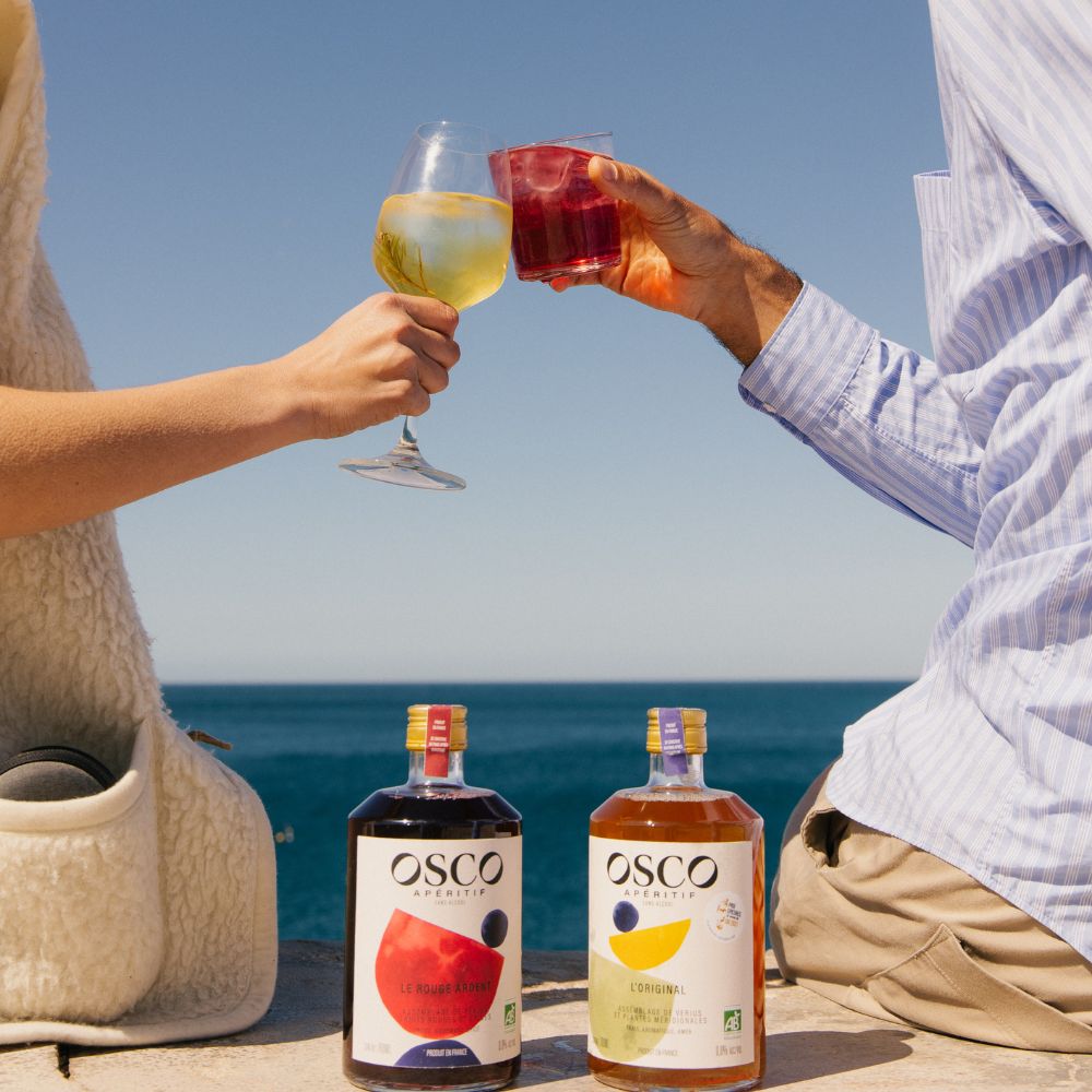 Savourez la Méditerranée en trinquant l'esprit léger ! OSCO L'Original et OSCO le Rouge Ardent sont des apéritifs sans alcool bio aux caractères bien trempés du Sud.