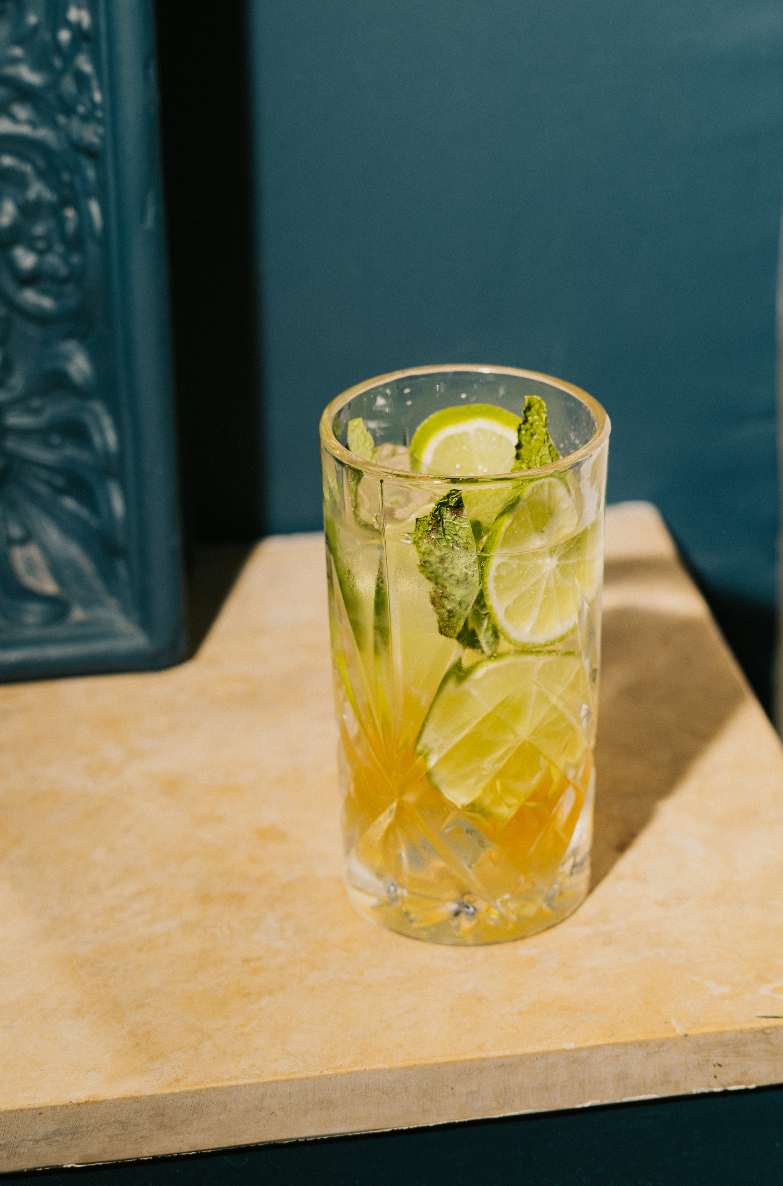 Le Mojito légendaire en version sans alcool avec OSCO L’Original. Acidité du citron vert et fraîcheur de la menthe pour un cocktail sans alcool parfait.