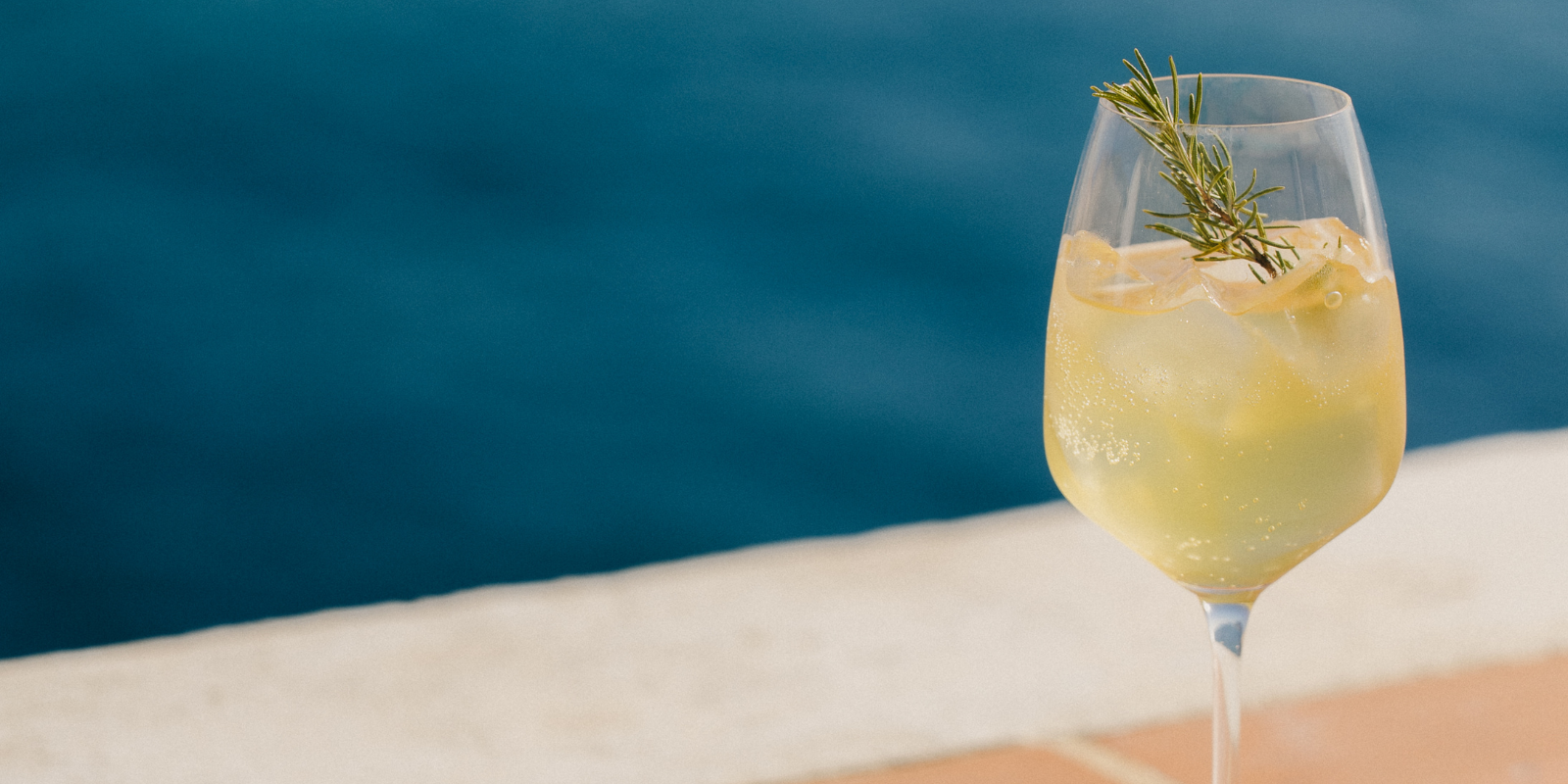L'osco Tonic, une recette de cocktail sans alcool au gout peu sucré et faible en calorie.