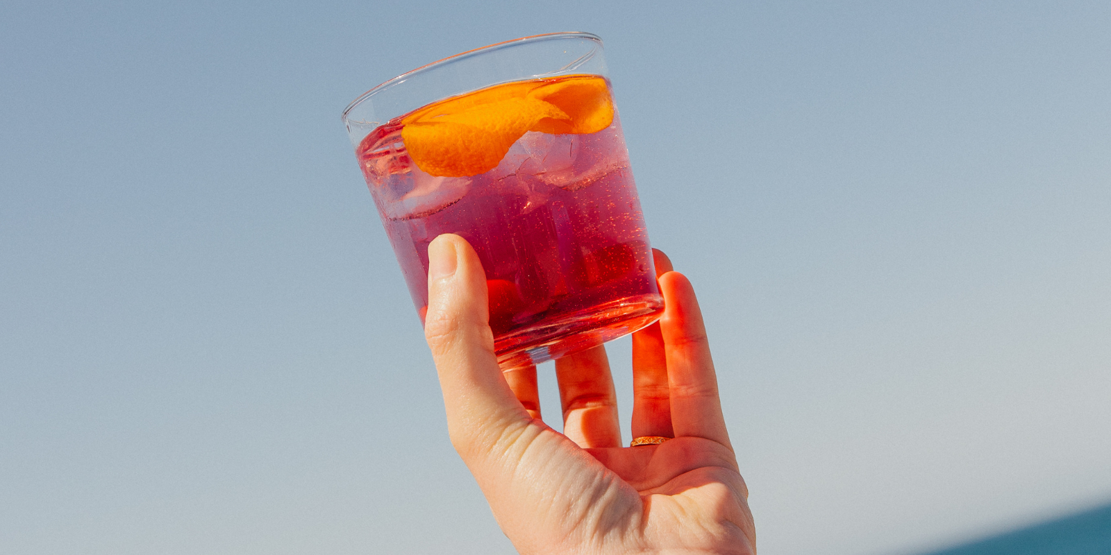 Red Spritz, cocktail sans alcool et sans sucre, idéal pour les soirées d'étés.