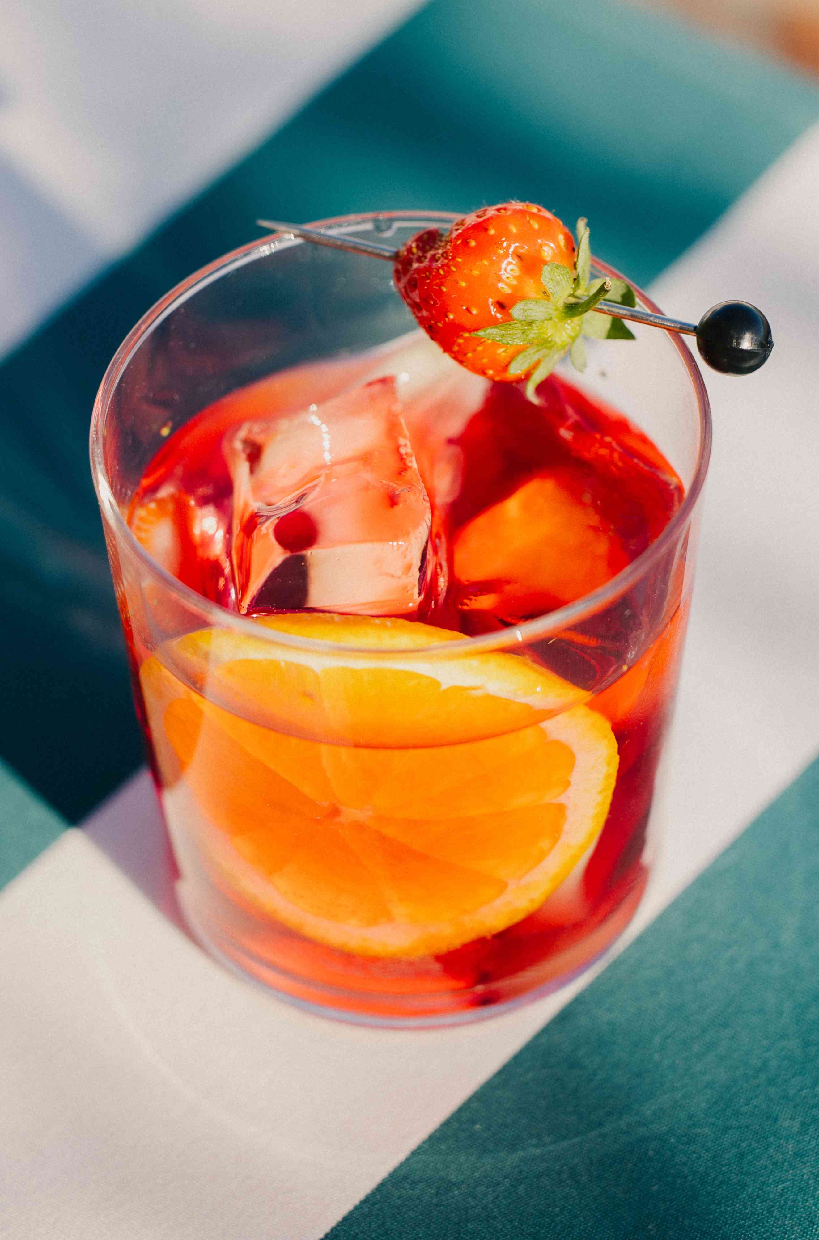 Le rouge écarlate et les notes fruitées et épicées de la sangria ne pouvait que nous inspirer une recette sans alcool de ce cocktail espagnol. Salud !