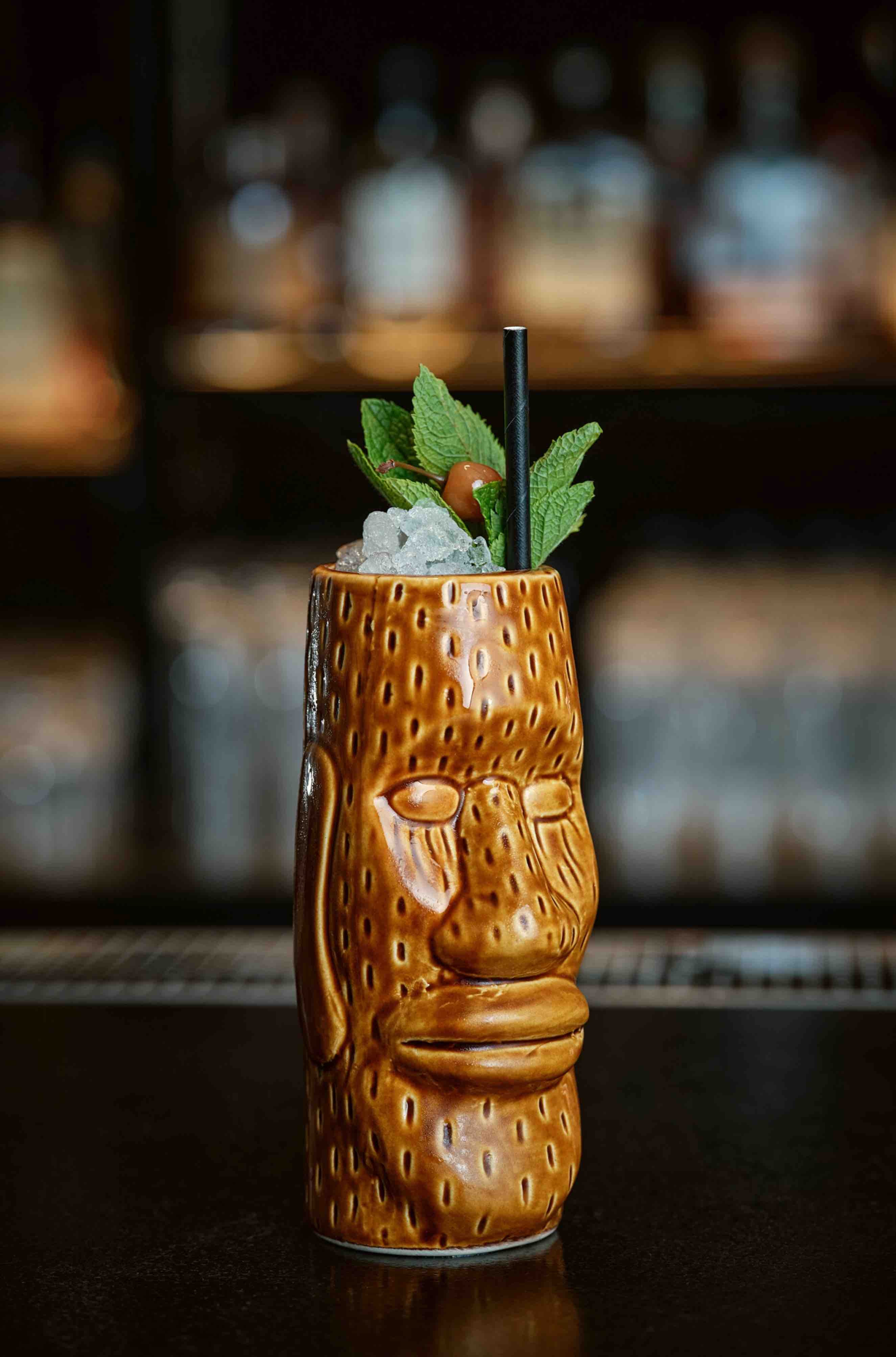 OSCO est à la carte du bar emblématique Le Charles, de l'hôtel 5 étoiles Le Burgundy. Vous pourrez découvrir non pas un mais TROIS cocktails sans alcool tous aussi bons les uns que les autres. On vous révèle ici la recette du cocktail sans alcool OSCO Punch.