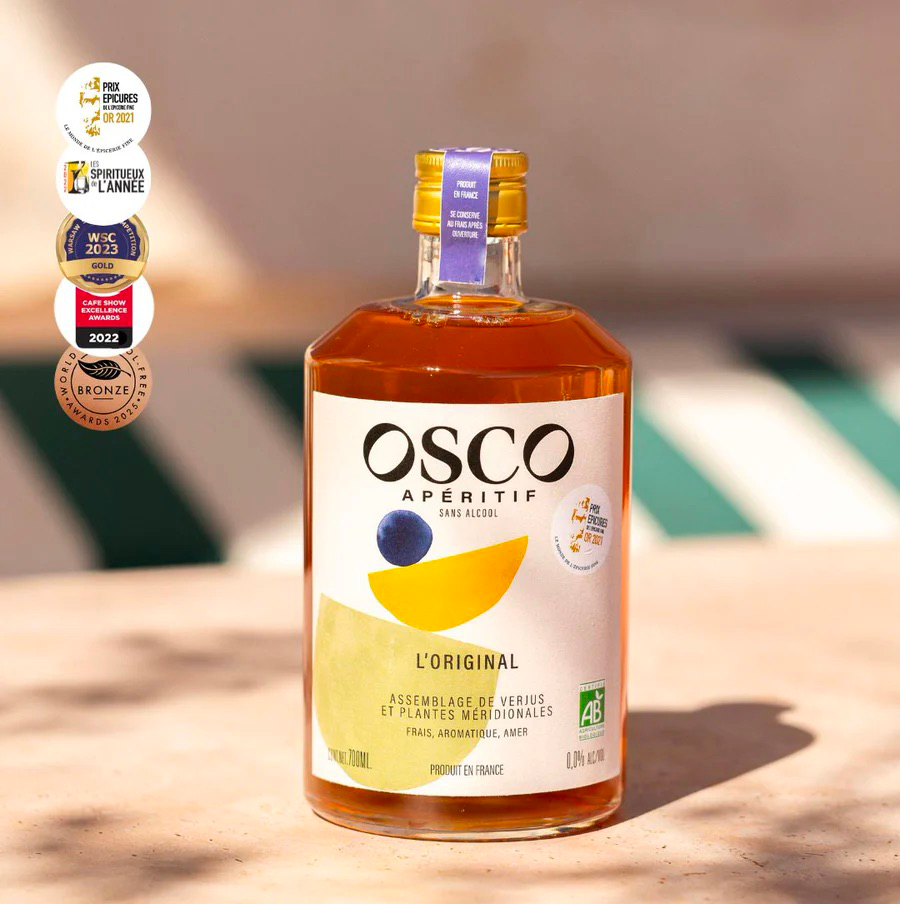OSCO L'Original, un apéritif sans alcool frais et herbacé aux notes méridionales. Peu calorique, il vous permet de créer des cocktails sans alcool savoureux parfait pour trinquer à l'apéro !