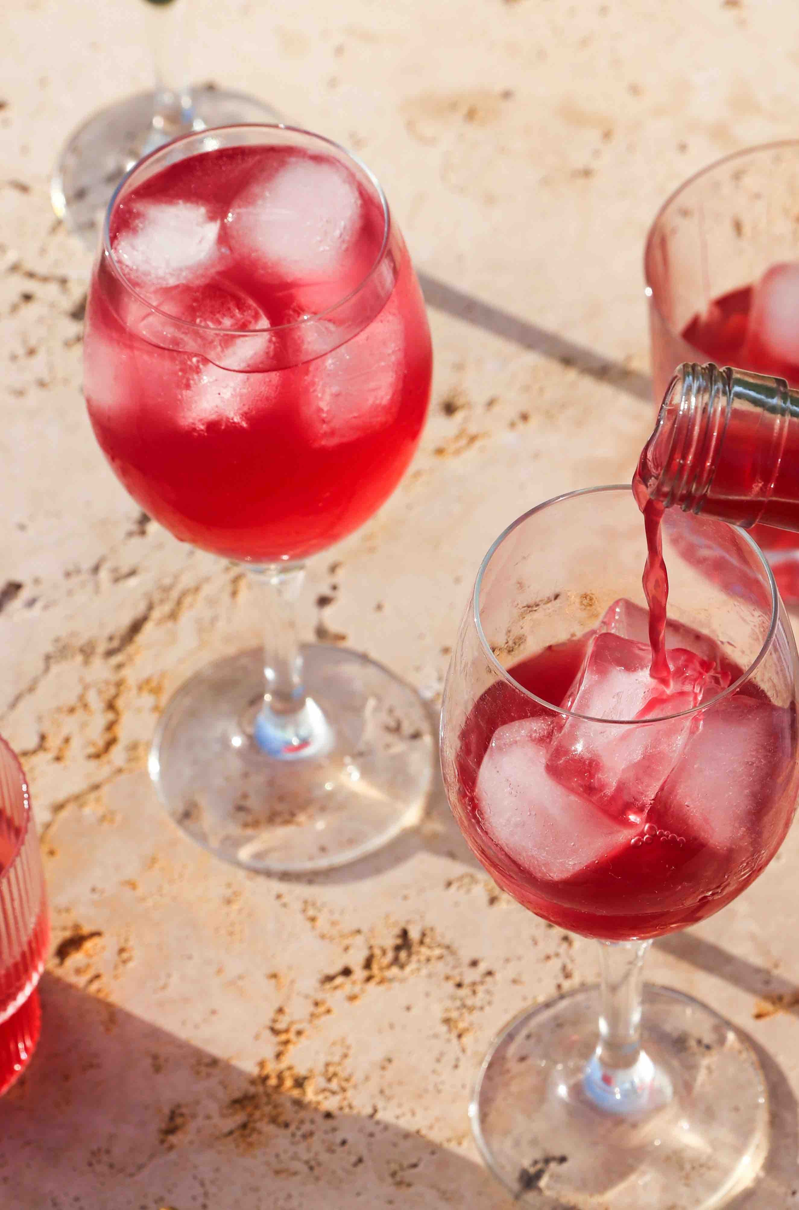 OSCO se déguste en une infinité de cocktails sans alcool. Découvrez notre recette de cocktail sans alcool OSCO Red Spritz dans sa version fruitée et épicée avec l'apéritif sans alcool OSCO Le Rouge Ardent.