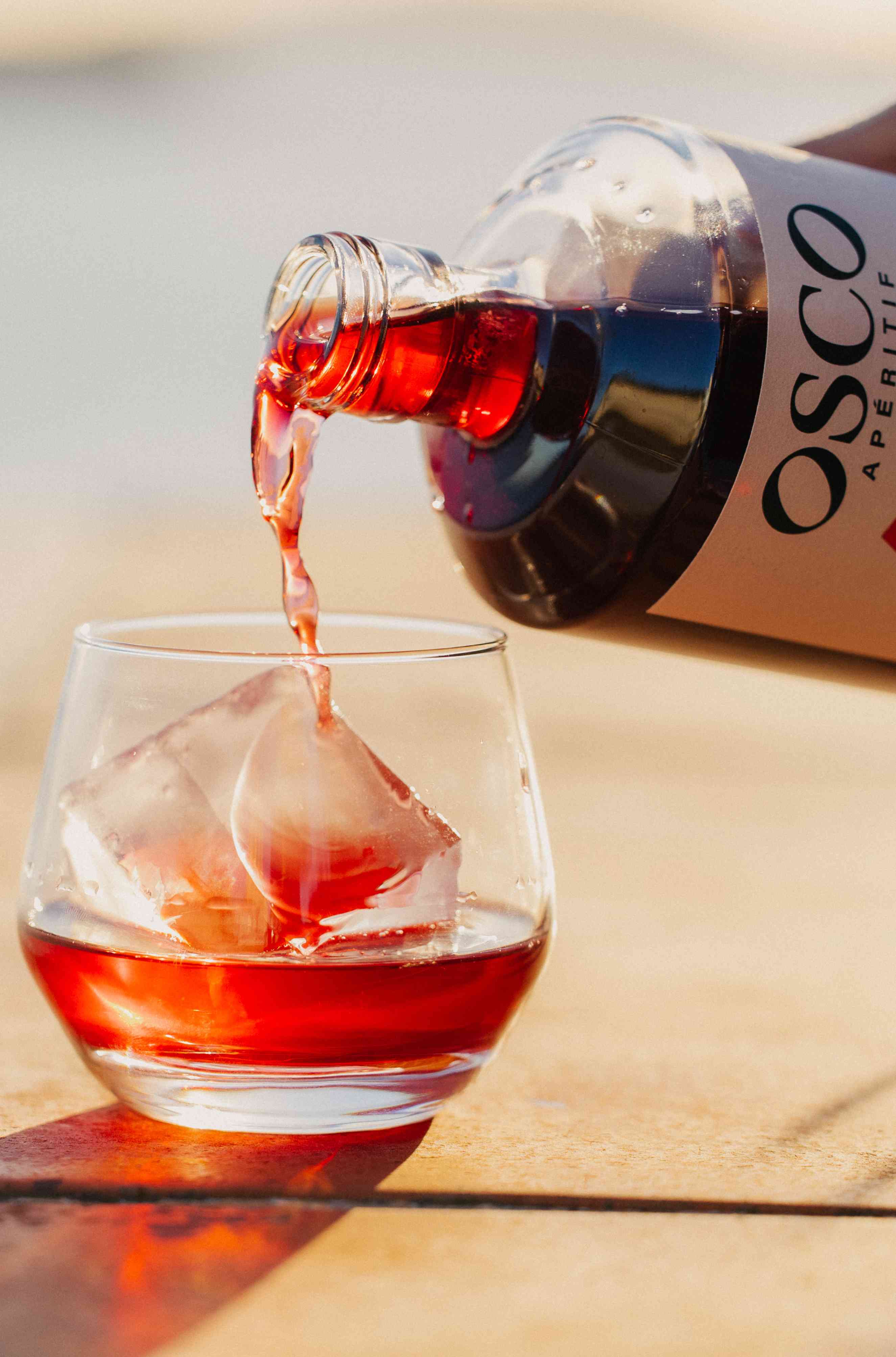 Découvrez toutes les facettes et la puissance de l'apéritif sans alcool OSCO Le Rouge Ardent, avec un cocktail à la portée de tous.