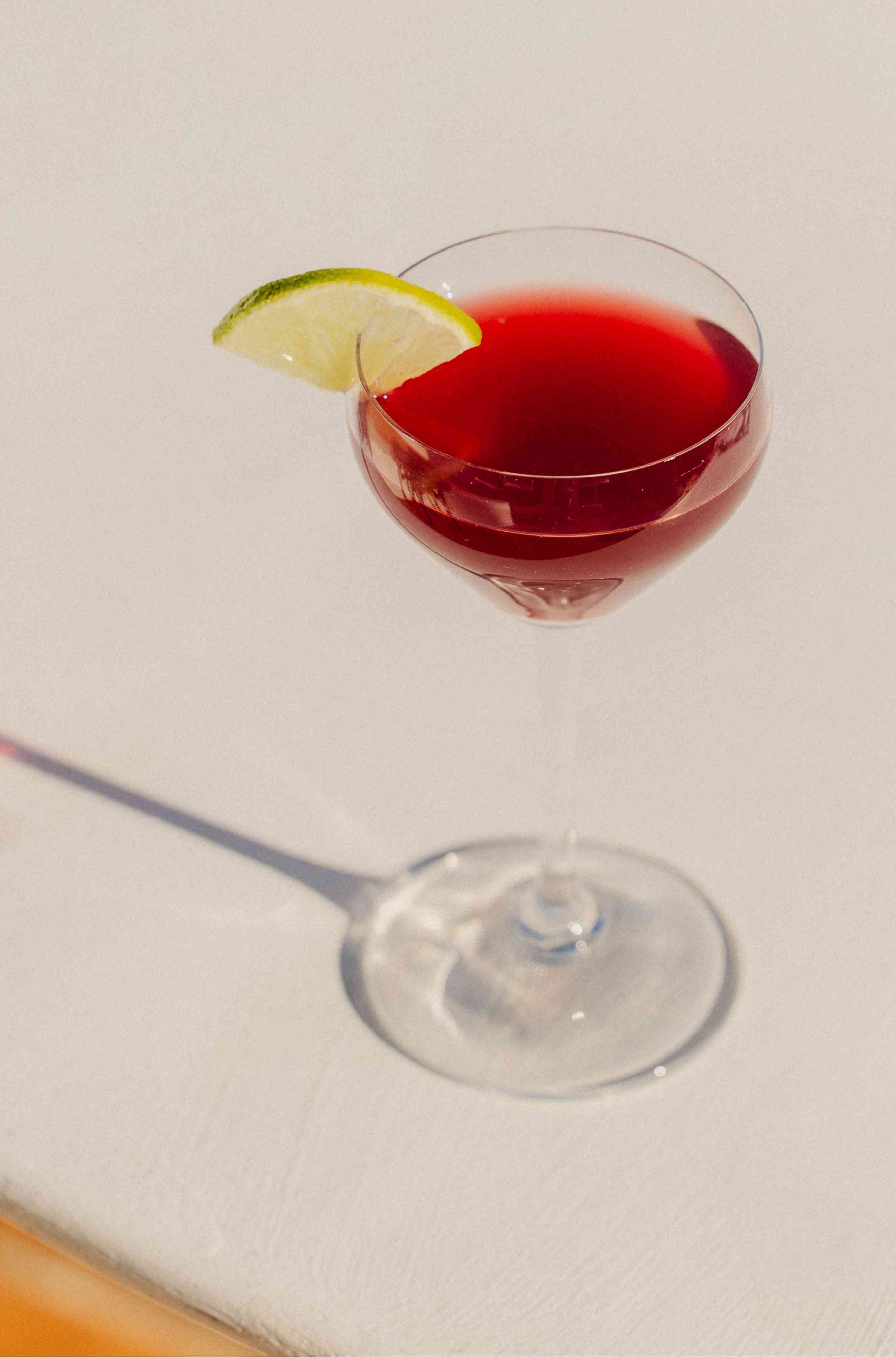 Saviez-vous que le Cosmopolitan a été créé avec la ferme intention de féminiser la fréquentation des bars ? OSCO s'en empare à son tour avec la ferme intention de booster l'offre sans alcool !