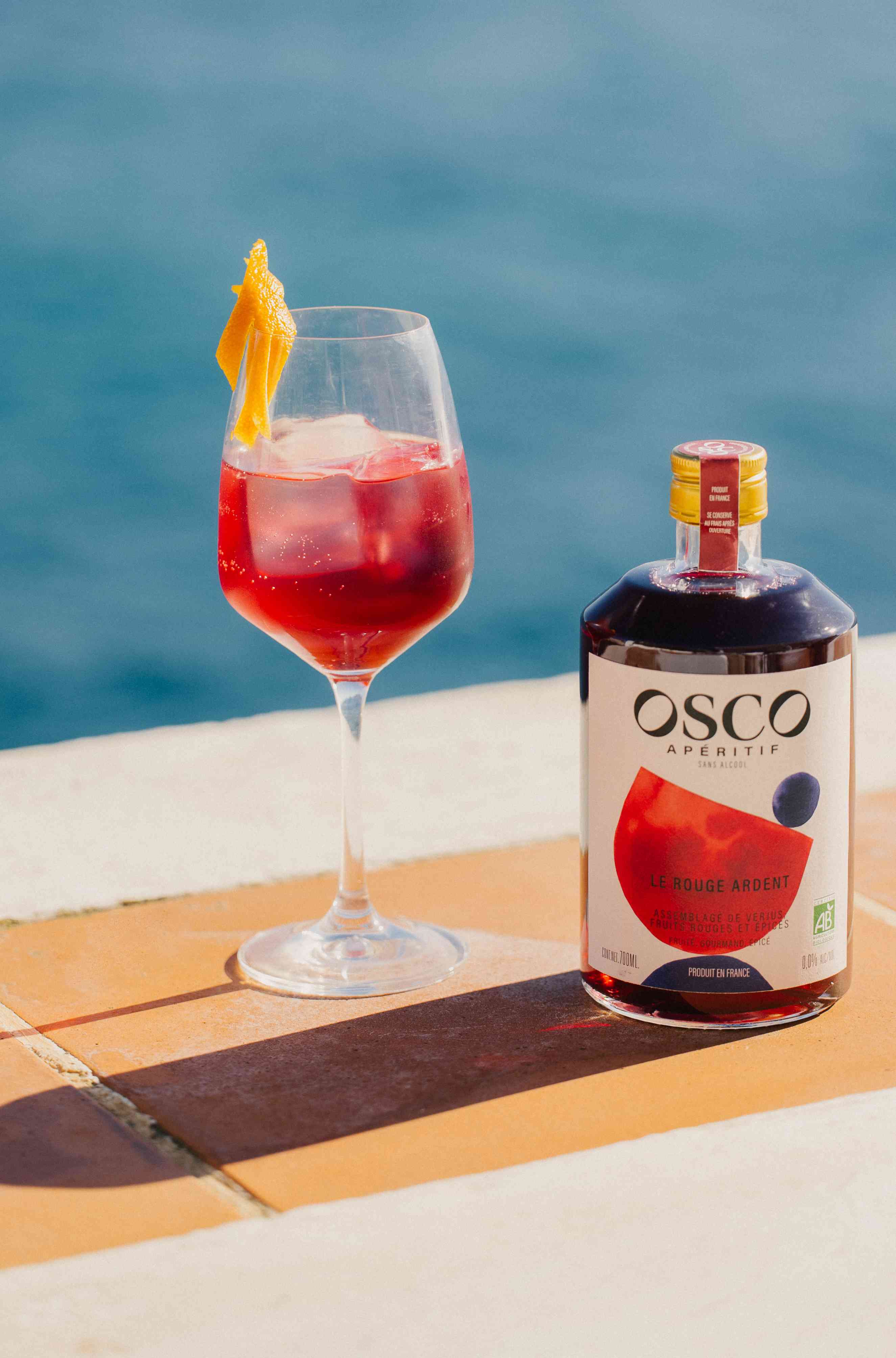 Une recette de cocktail sans alcool pleine de caractère. Peu calorique, ce cocktail sans alcool se marie à merveille avec des crackers au fromage à l'apéro !