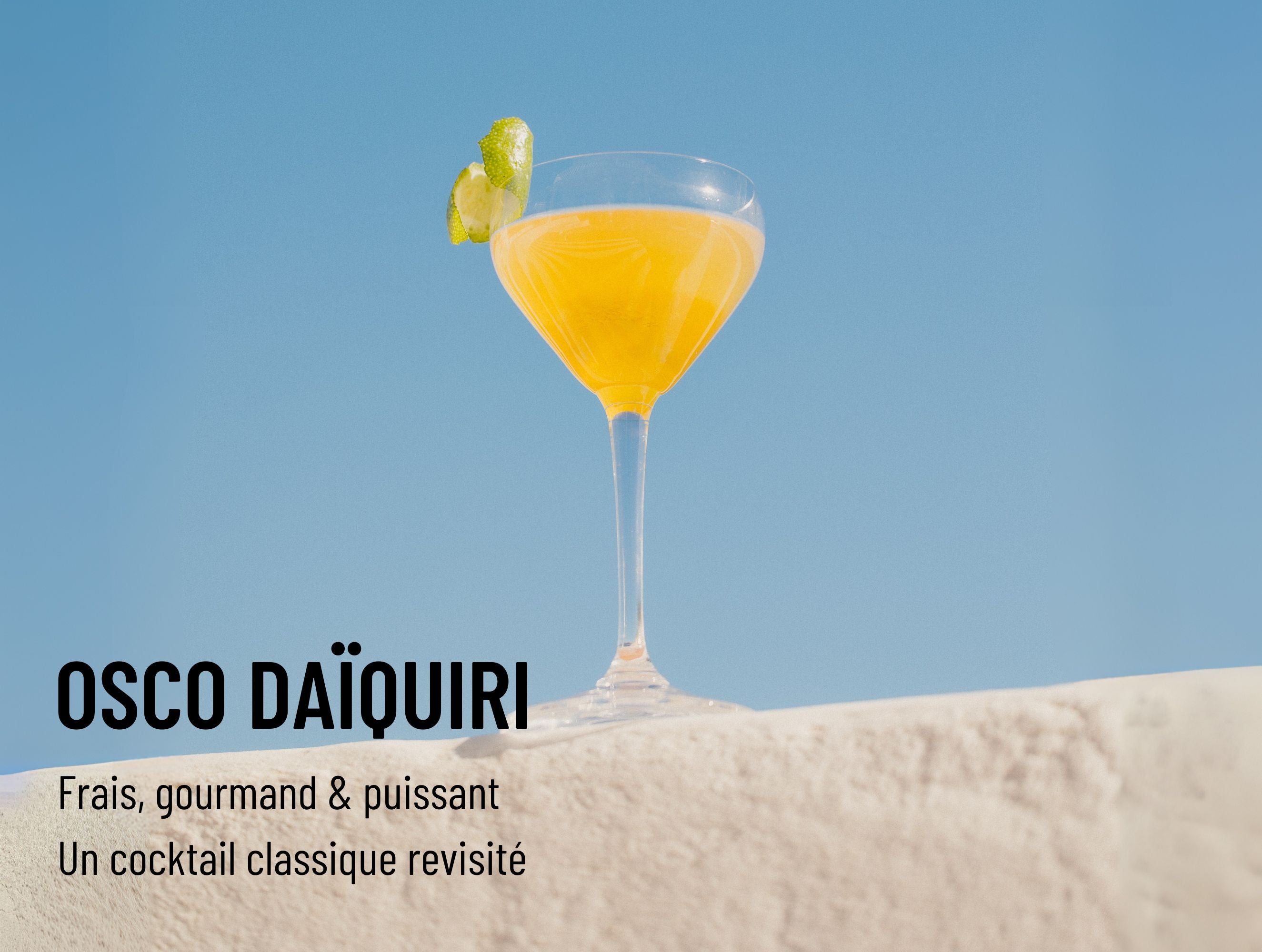Cocktail OSCO Daïquiri dans une coupe à cocktail, frais, gourmand et puissant sur fond ciel bleu