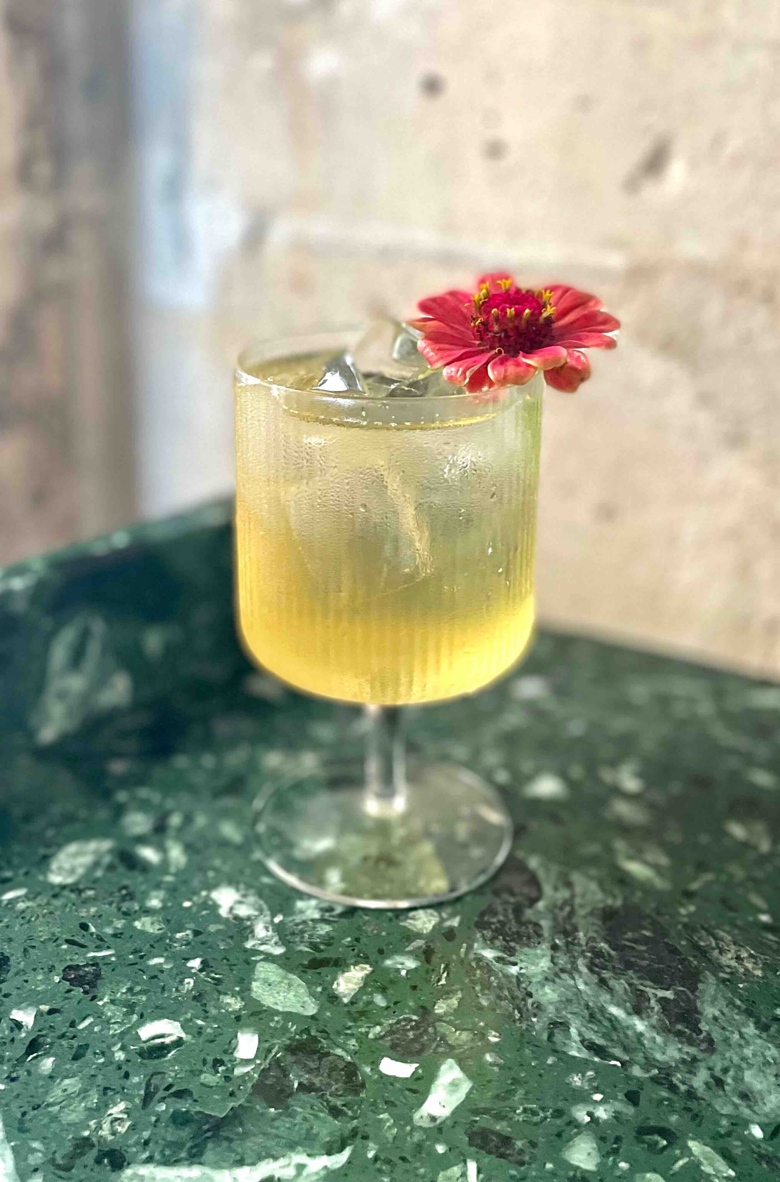 Une recette de cocktail inédite créée par les équipes de Divine, un bar à cocktail parisien. Un vrai 'paradis festif' pour se délecter d'un cocktail sans alcool.