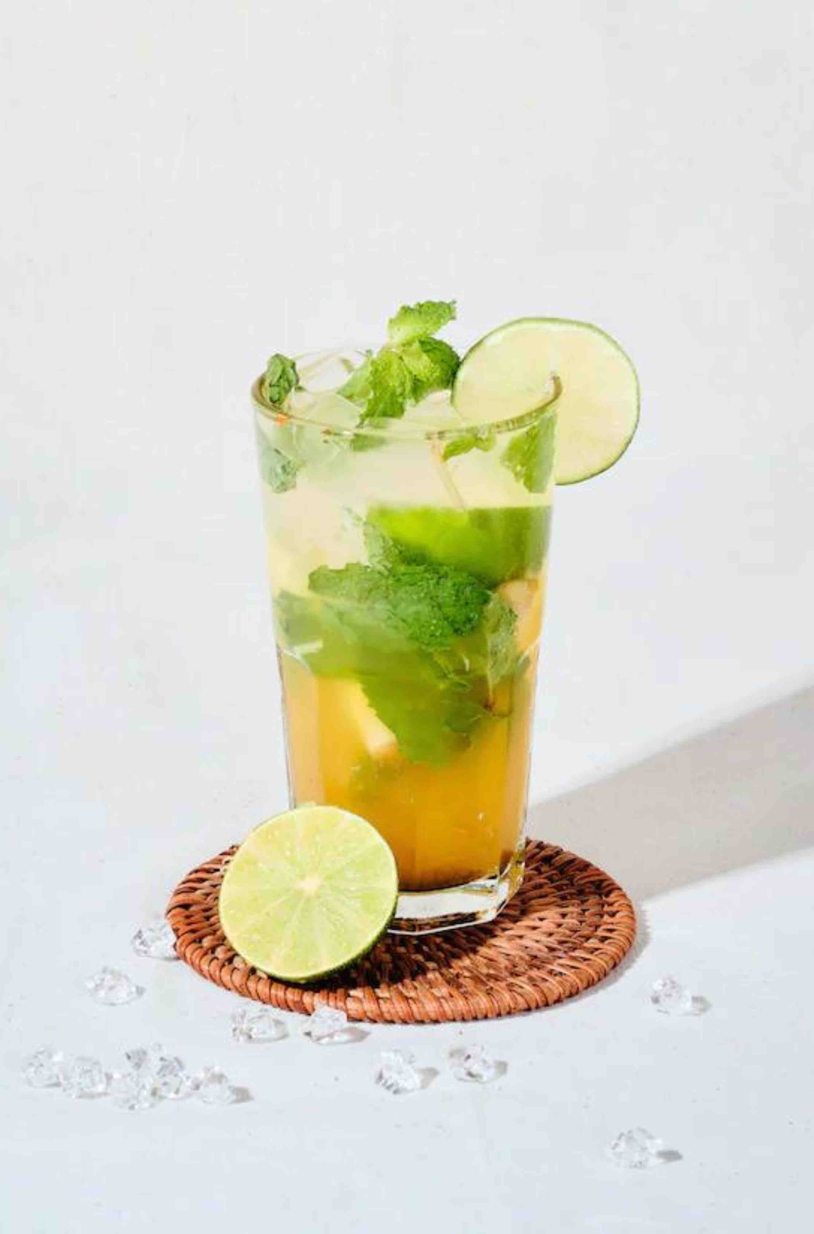 Le Mojito, ce cocktail légendaire en version sans alcool à la touche OSCO ! L'Original se marie à merveille avec l'acidité exotique du citron vert et la fraîcheur de la menthe verte.