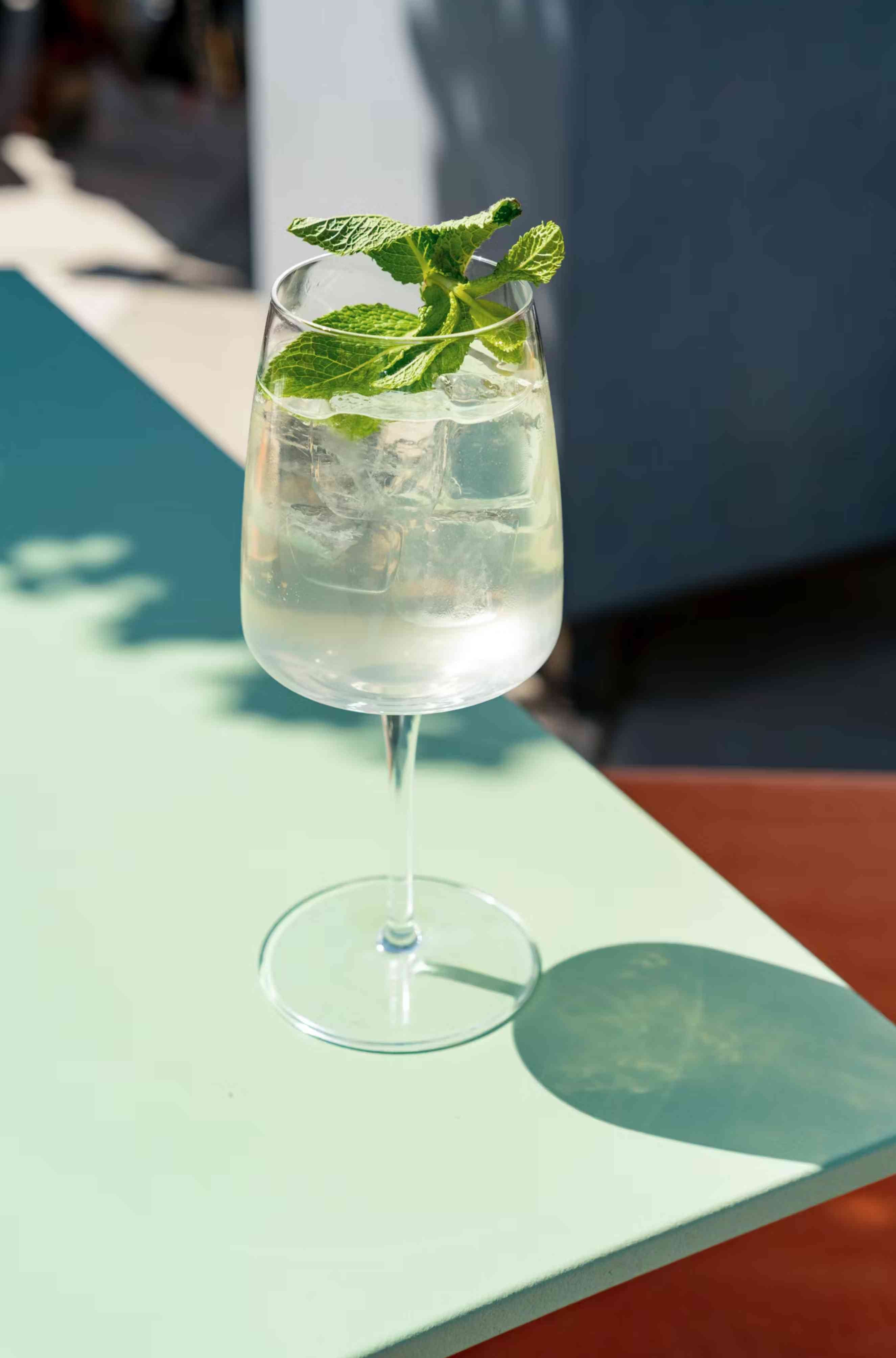 L'Éclat Brut est sublimé par les notes florales et acidulées de la fleur de sureau.
L'Hugo Spritz sans alcool est un cocktail sans alcool frais et floral qui se marie avec une cuisine légère et printanière.