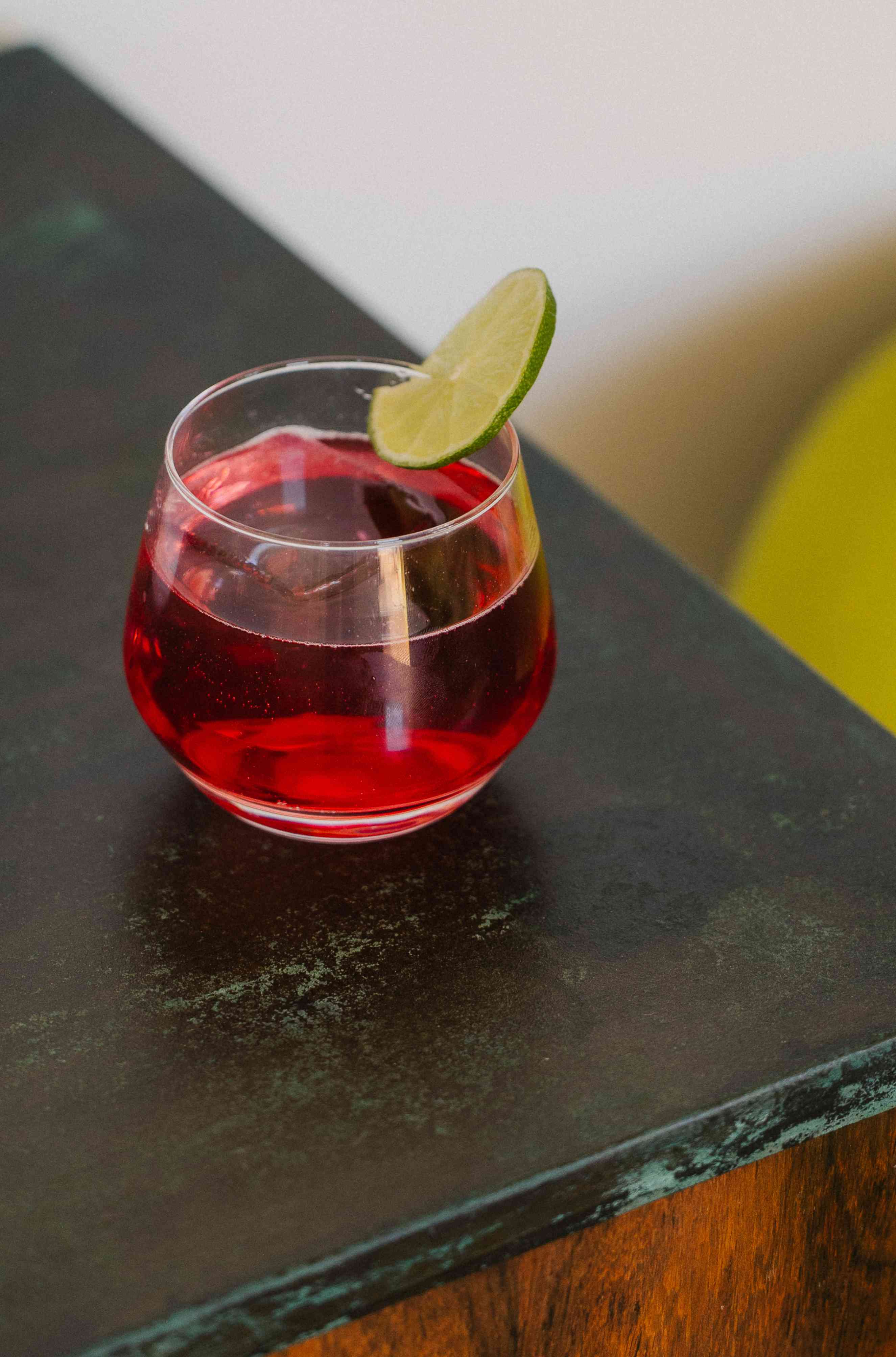 Un cocktail classique revisité à la OSCO touch : une touche fruitée relevée de notes de gingembre et épicées, comme le classique. Et sans une goutte d'alcool !