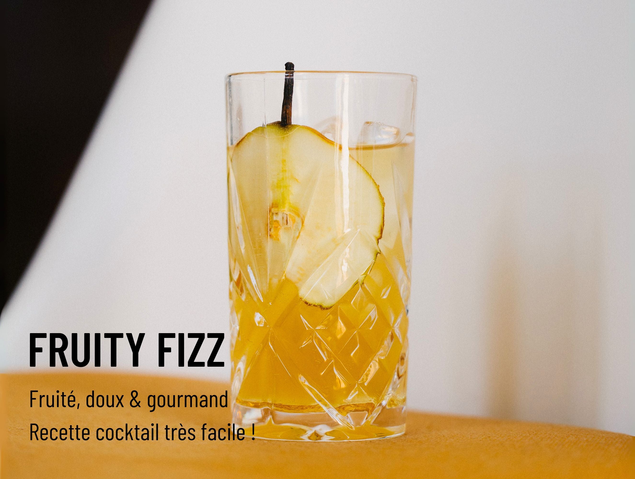 Cocktail Fruity Fizz servi dans un verre haut avec rondelle de citron, ambiance estivale et ensoleillée