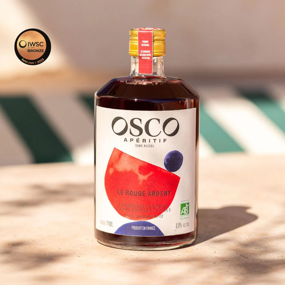 OSCO Le Rouge Ardent, un apéritif sans alcool aux notes fruitées et épicées pour réaliser des cocktails sans alcool intenses et délicats. Découvrez ses saveurs inspirées du Sud Ouest relevées par l’éclat des épices !
