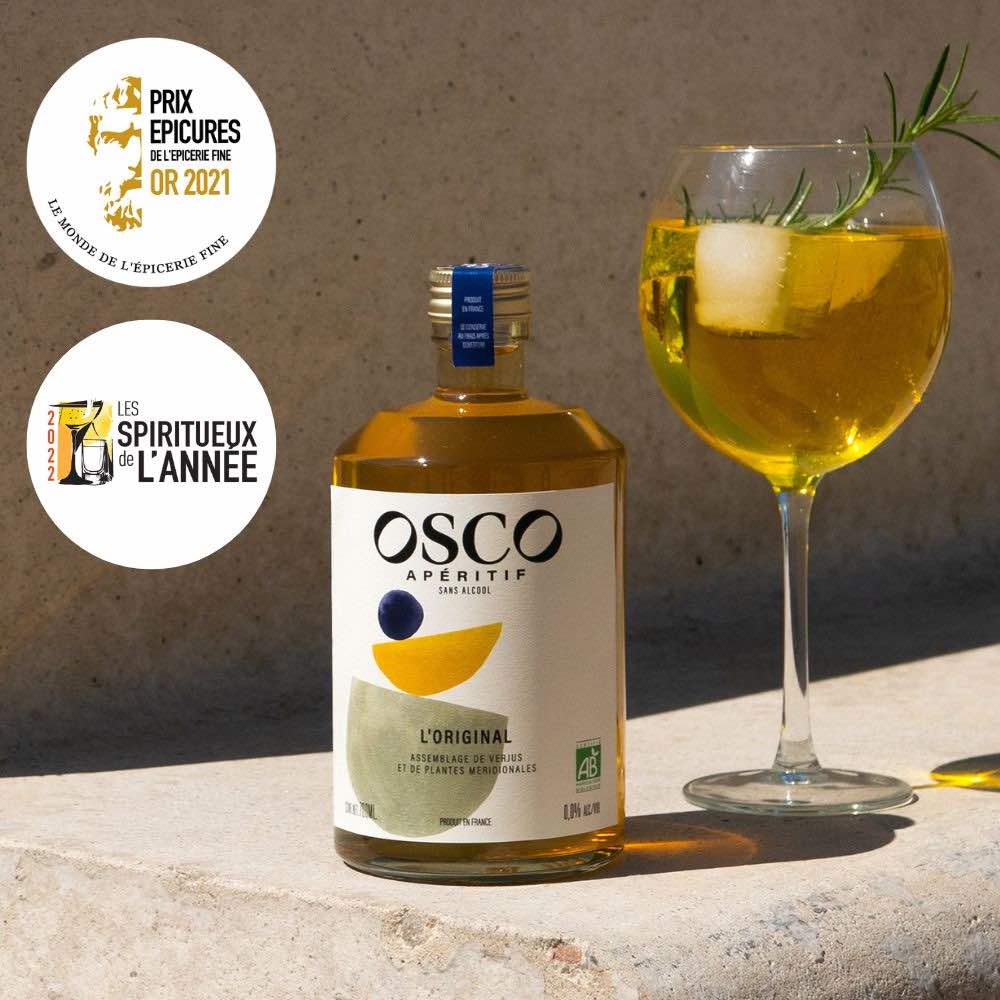OSCO L'Original, un apéritif sans alcool frais et herbacé aux notes méridionales. Peu calorique, il vous permet de créer des cocktails sans alcool savoureux parfait pour trinquer à l'apéro !