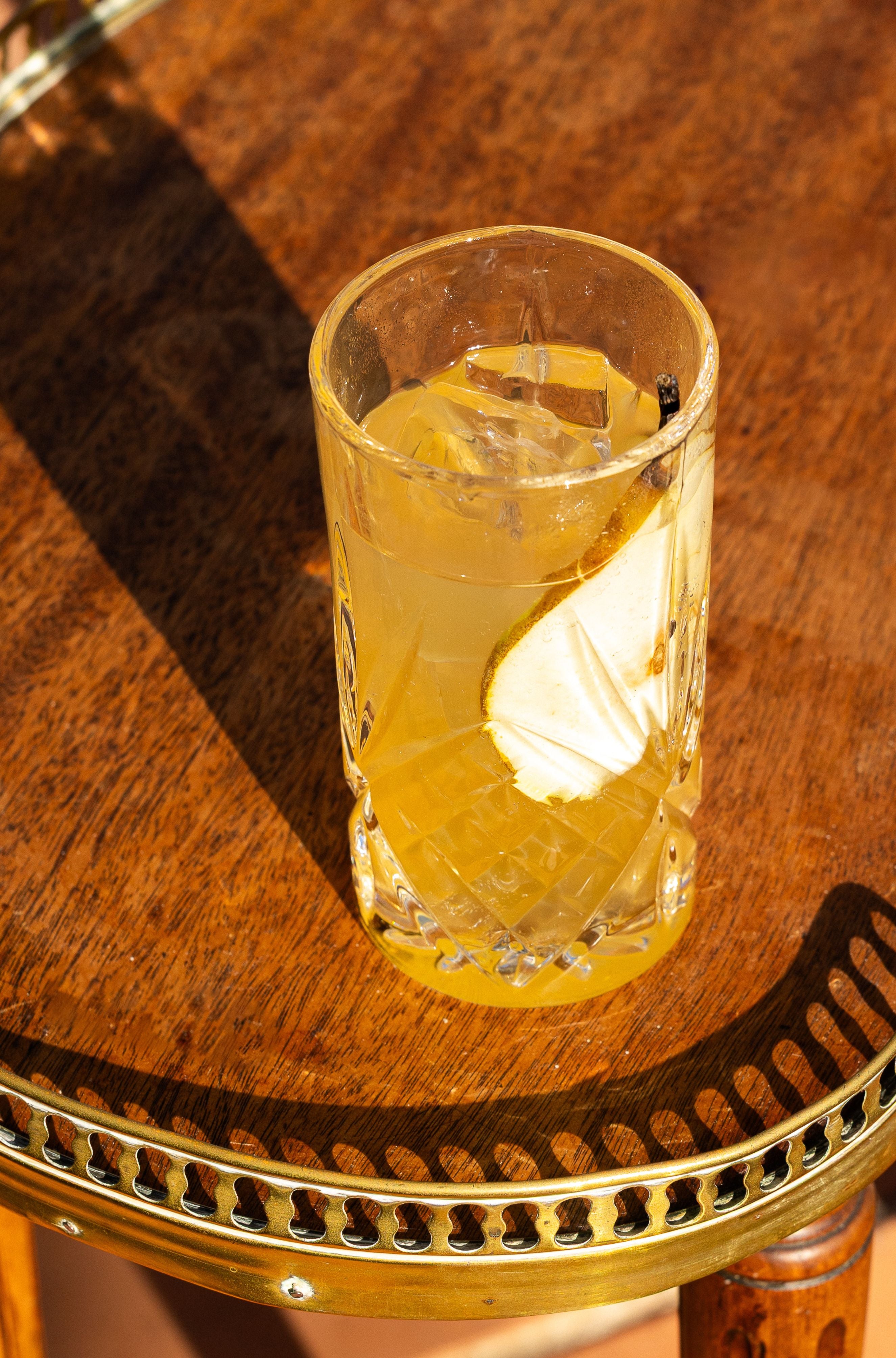 À tous les amoureux des fruits, ce cocktail sans alcool est fait pour vous ! La douceur de la poire et de la pêche associée au peps de citron et à la longueur inimitable d'OSCO.