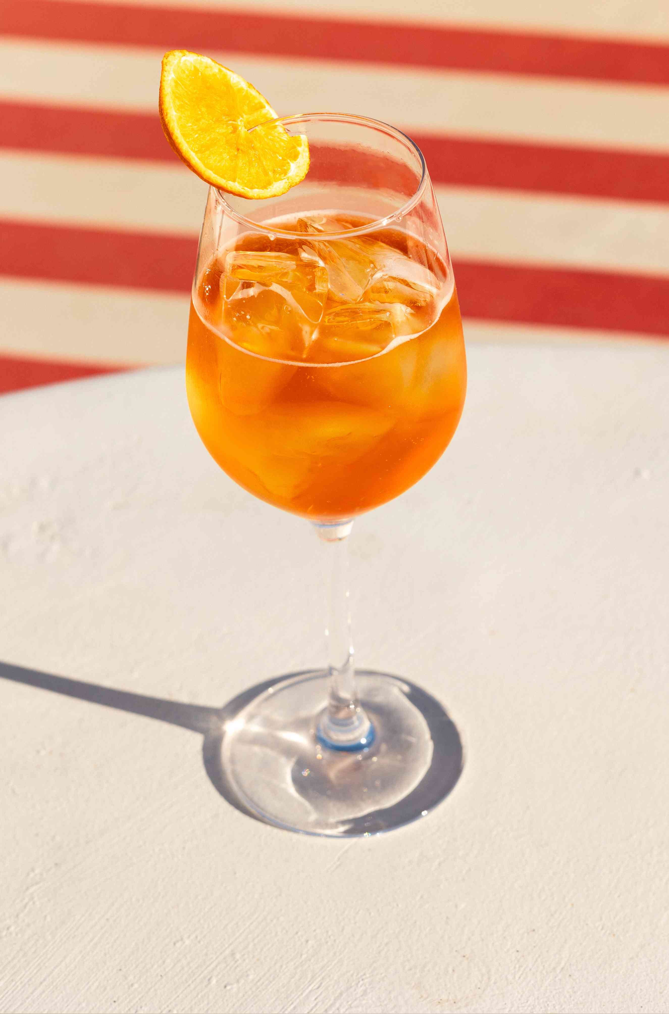Découvrez l'Éclat Brut dans un délicieux Spritz sans alcool associé avec un sirop d'orange amère pour des saveurs typiquement italiennes. Ce cocktail sans alcool estival est à déguster sans modération !
