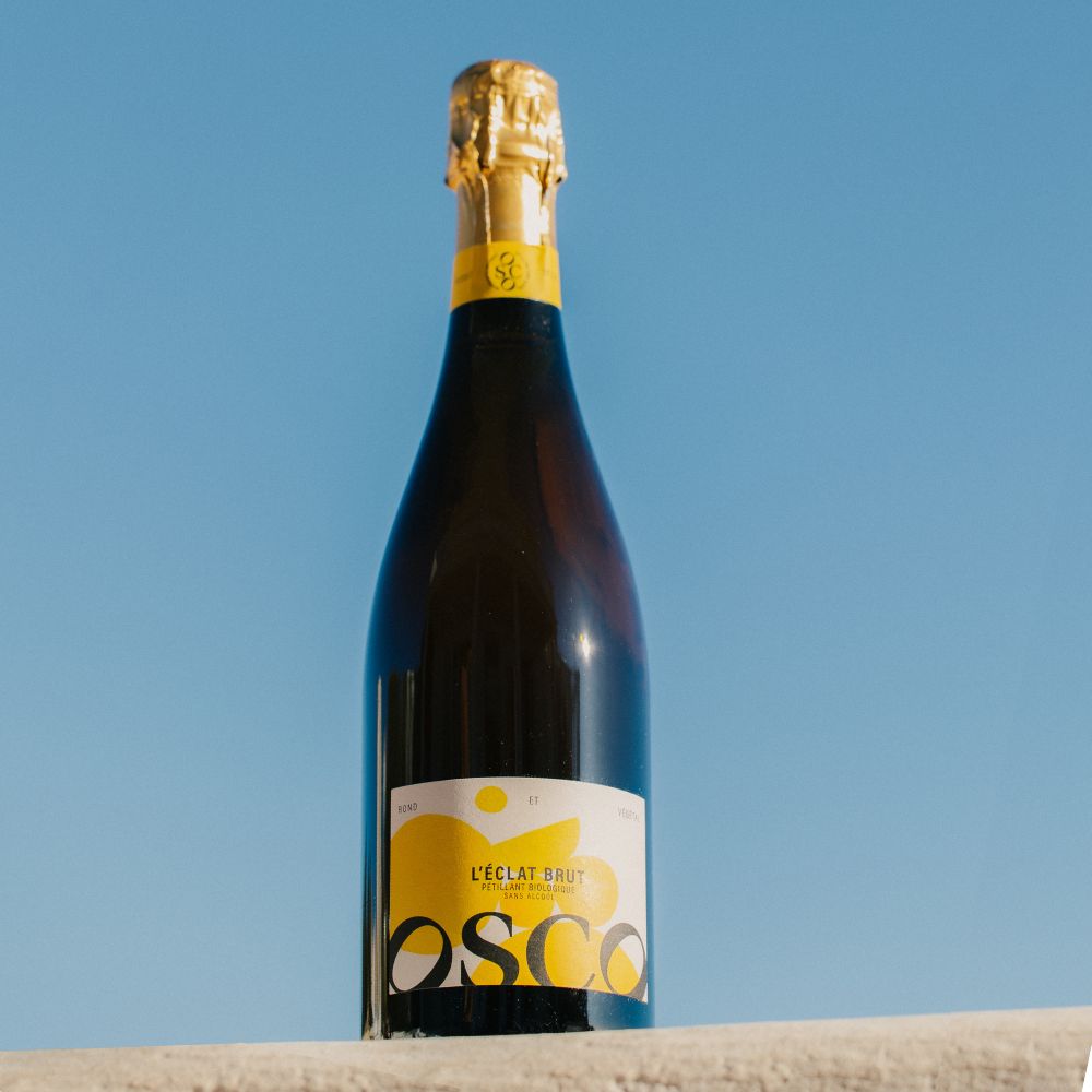 OSCO L'Éclat Brut, un pétillant sans alcool aux notes de fruits du verger, de feuilles de figuier et de fleur de sureau. Sans sucres ajoutés, il est faible en sucre et permet de trinquer en toute légèreté avec ses bulles fines !