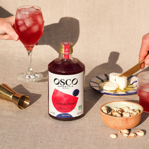 OSCO Le Rouge Ardent est un apéritif sans alcool qui vous révèle une toute nouvelle facette d'OSCO : des notes fruitées et épicées. Une boisson sans alcool pour servir des cocktails sans alcool, mais pas sans caractère !